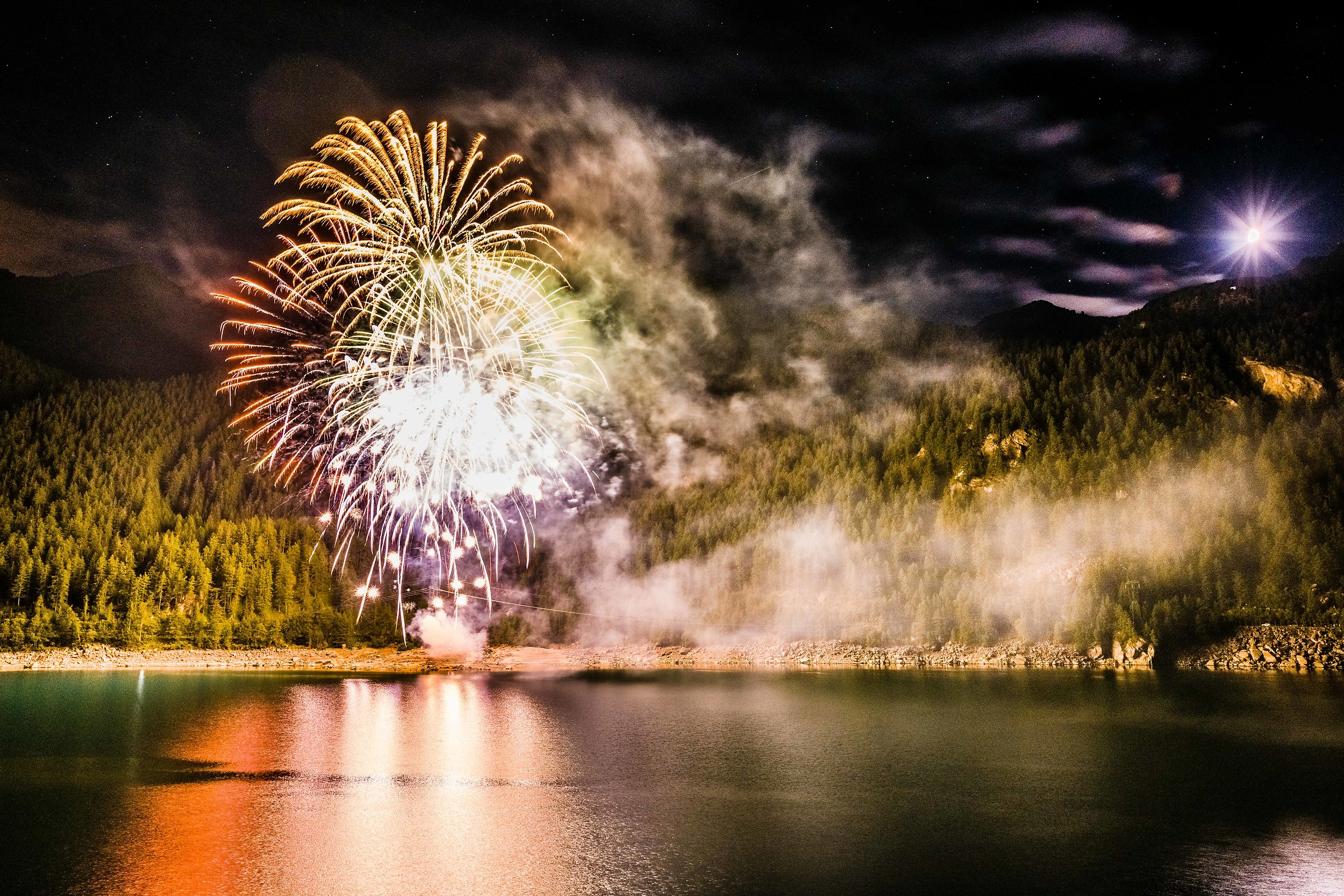 Fireworks on The Lake 2...