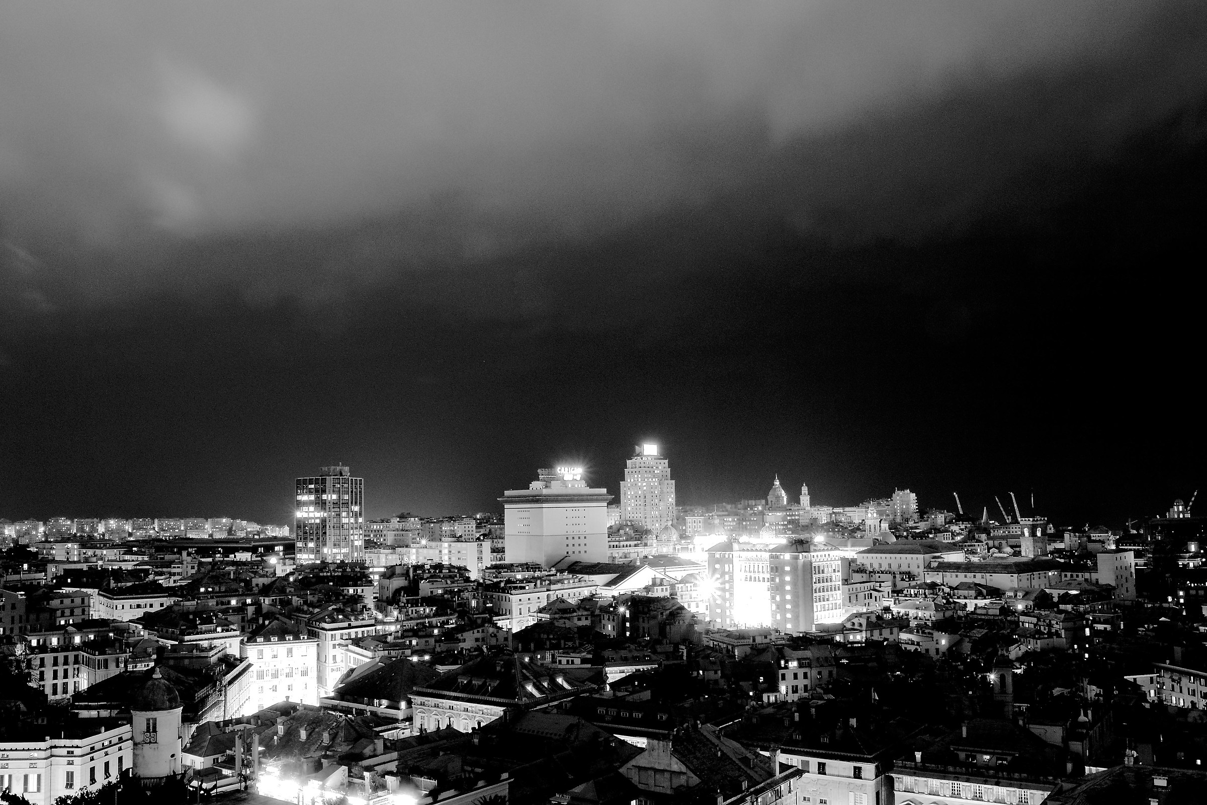 Genova in una notte nuvolosa...