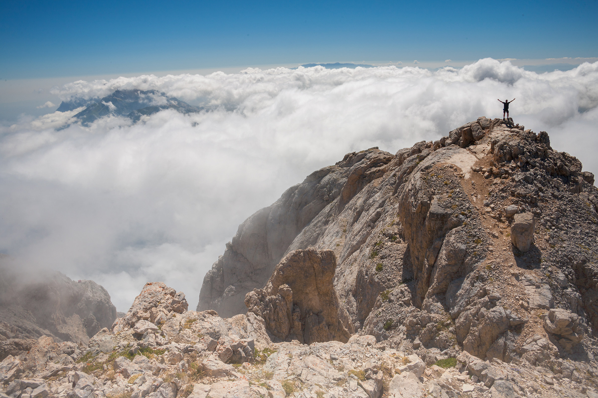 Reach the largest peakCorno, Gran Sasso...