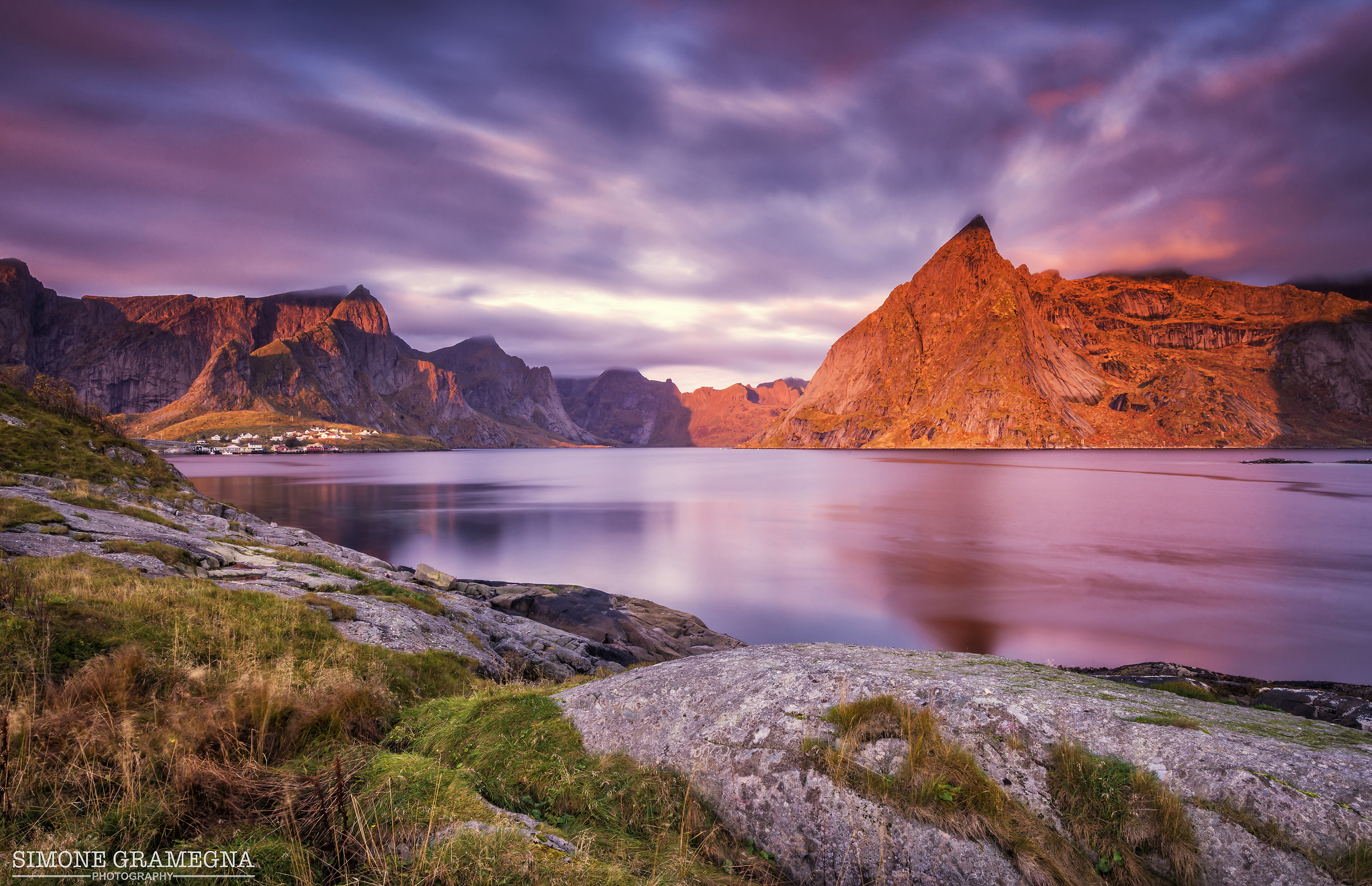 The colors of dawn to Hamnoy...