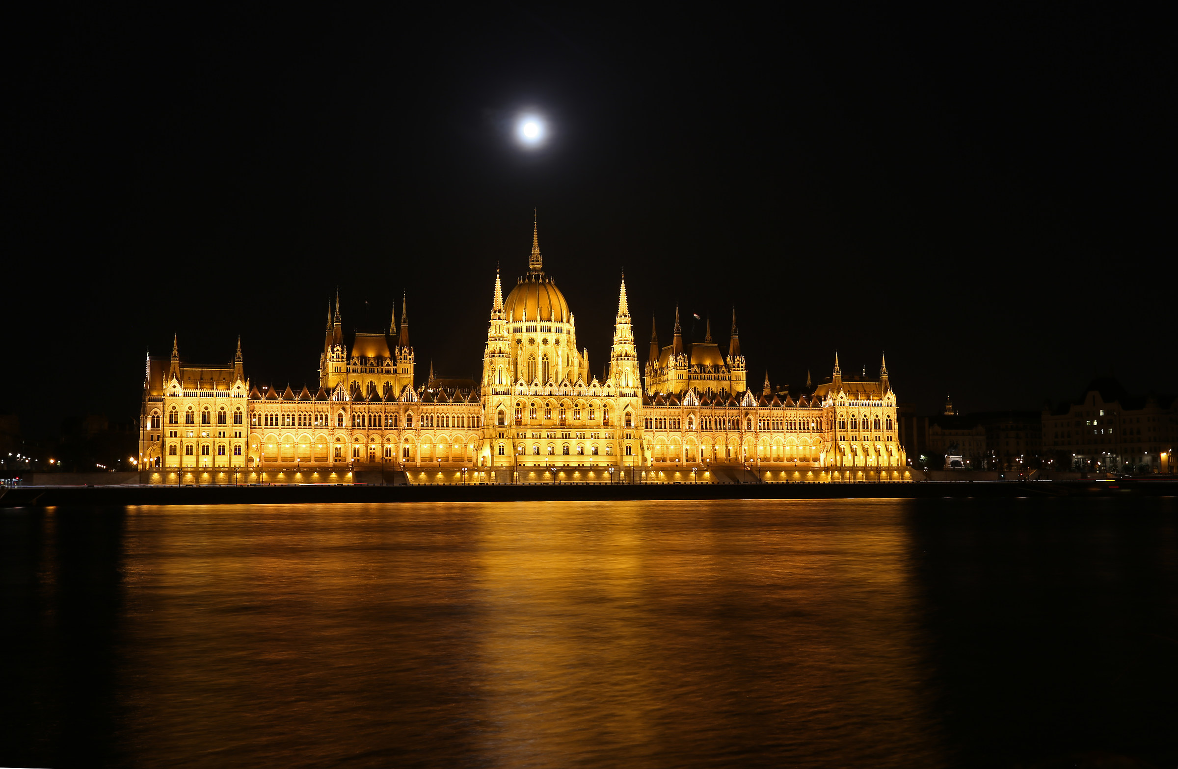 Budapest: palazzo del parlamento con luna piena...