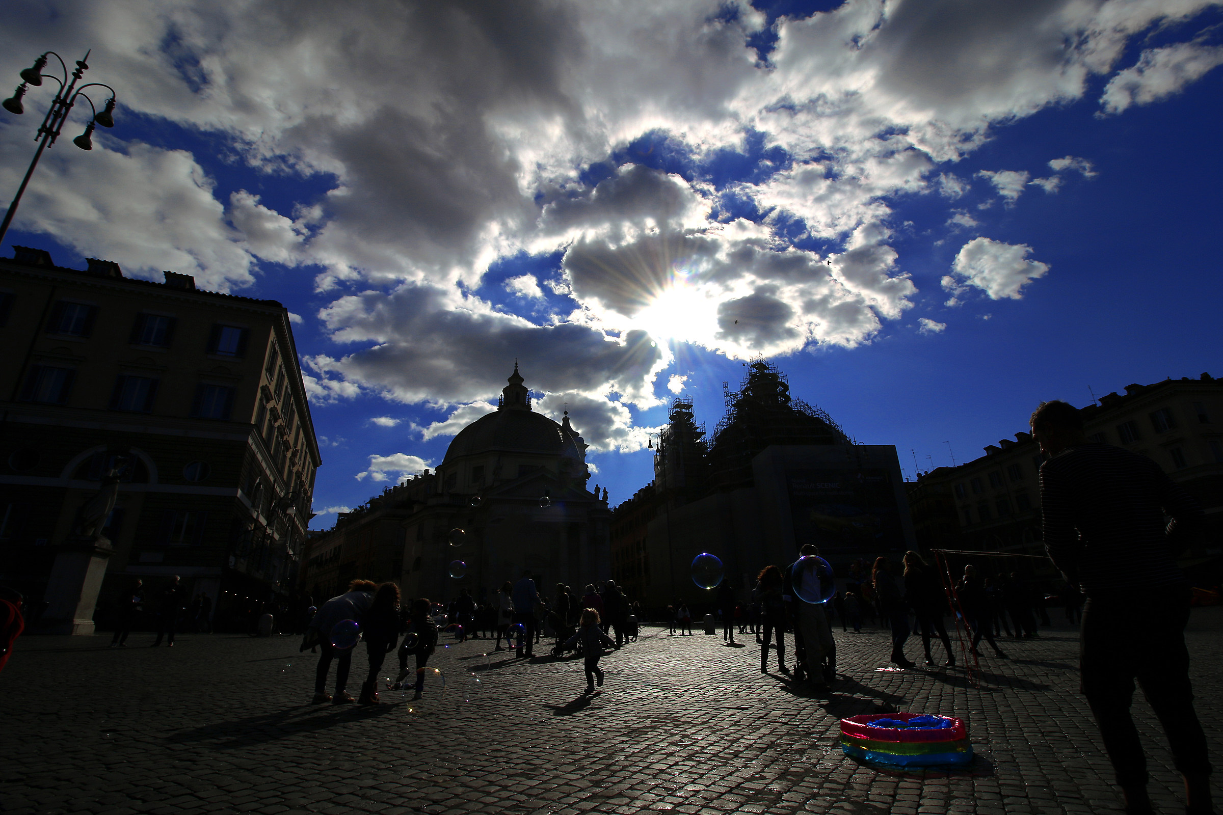 Piazza del Popolo tra luci, ombre e bolle...