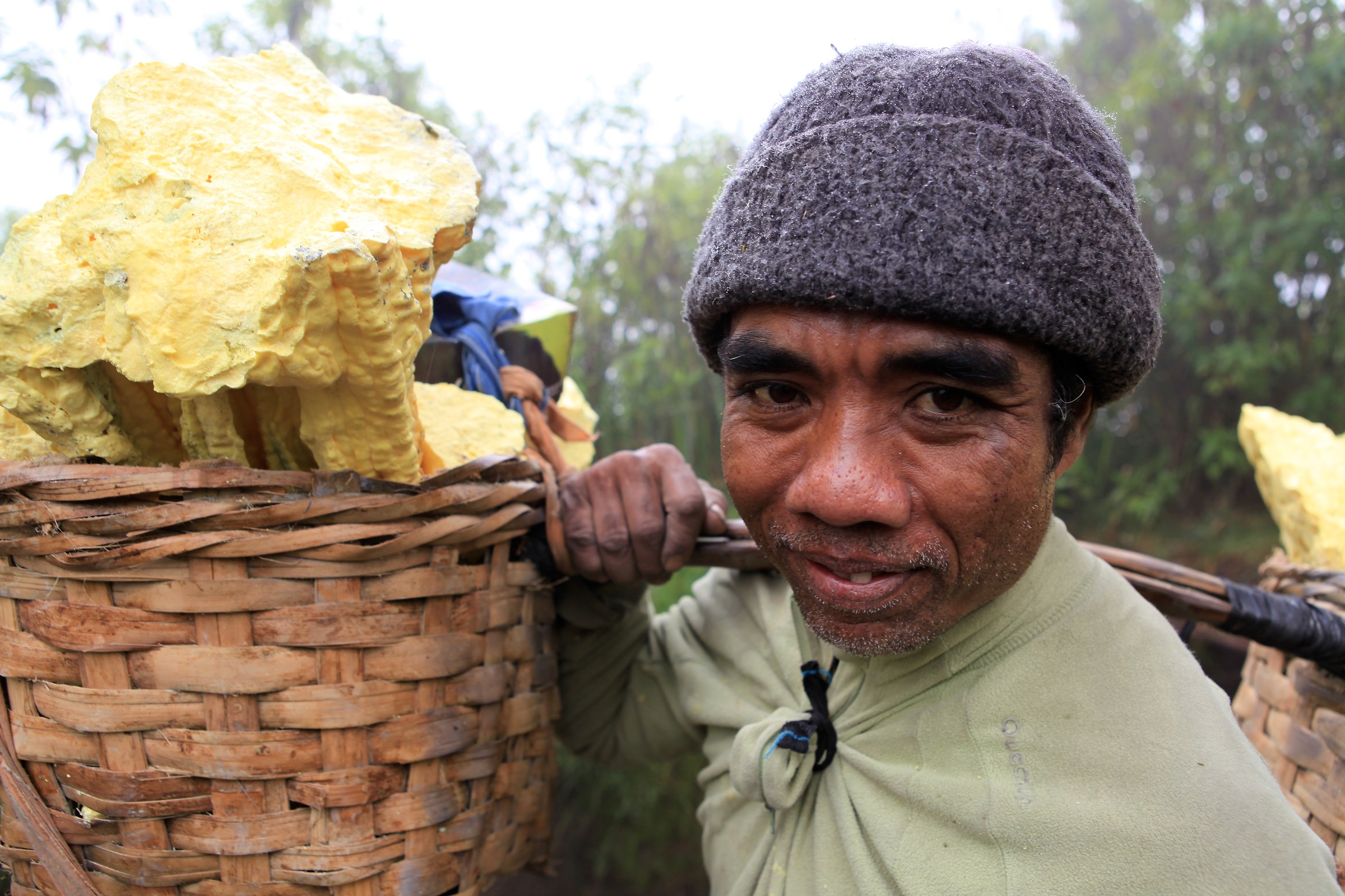 Minatore di zolfo (Indonesia, Java - Vulcano Ijen)...