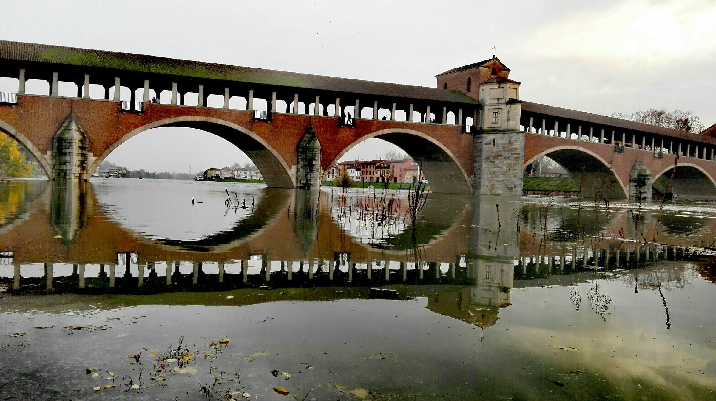 Pavia: ponte coperto e Ticino in piena....