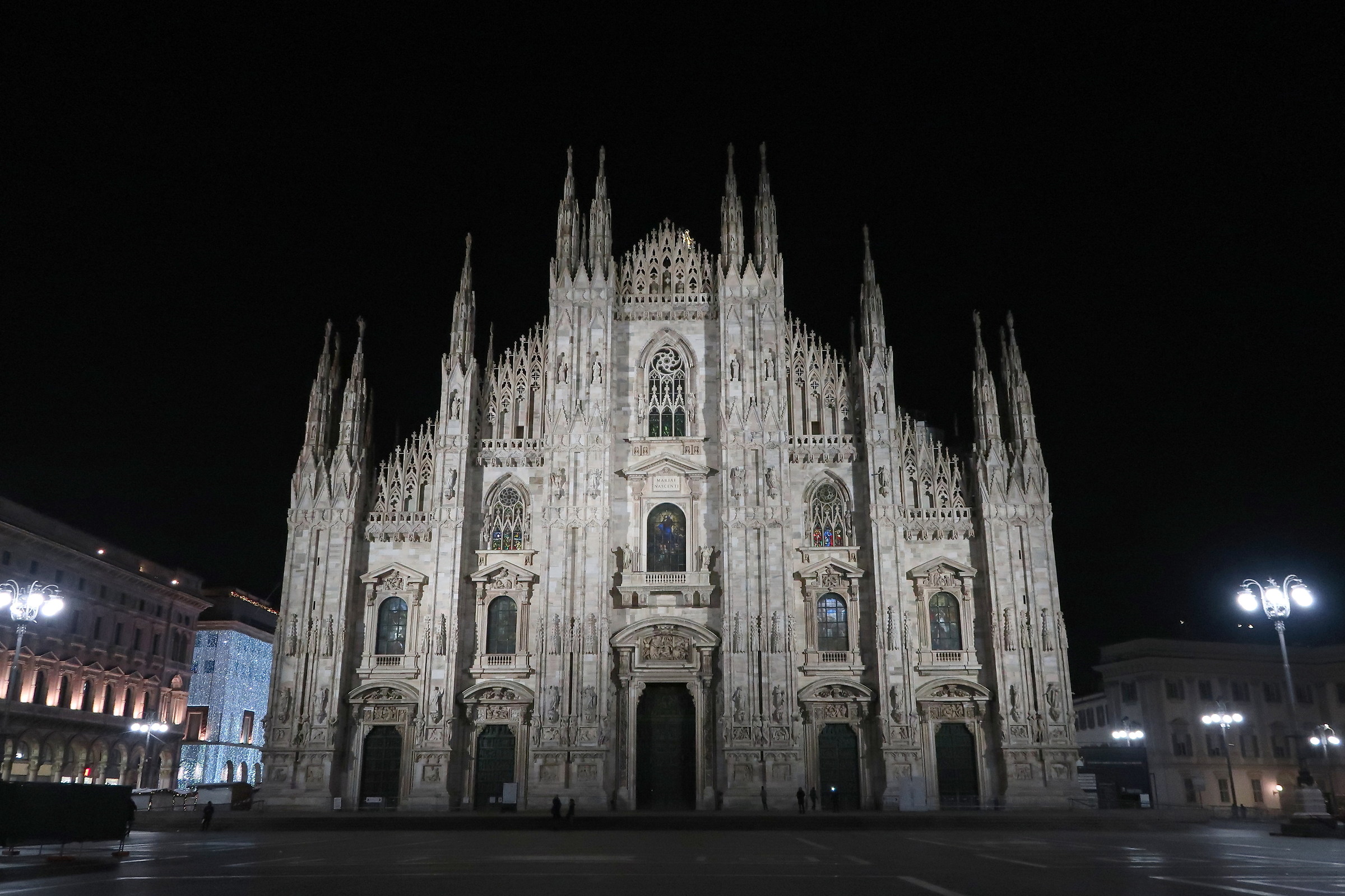 strange to see the Piazza del Duomo (Milan) deserted .... com...