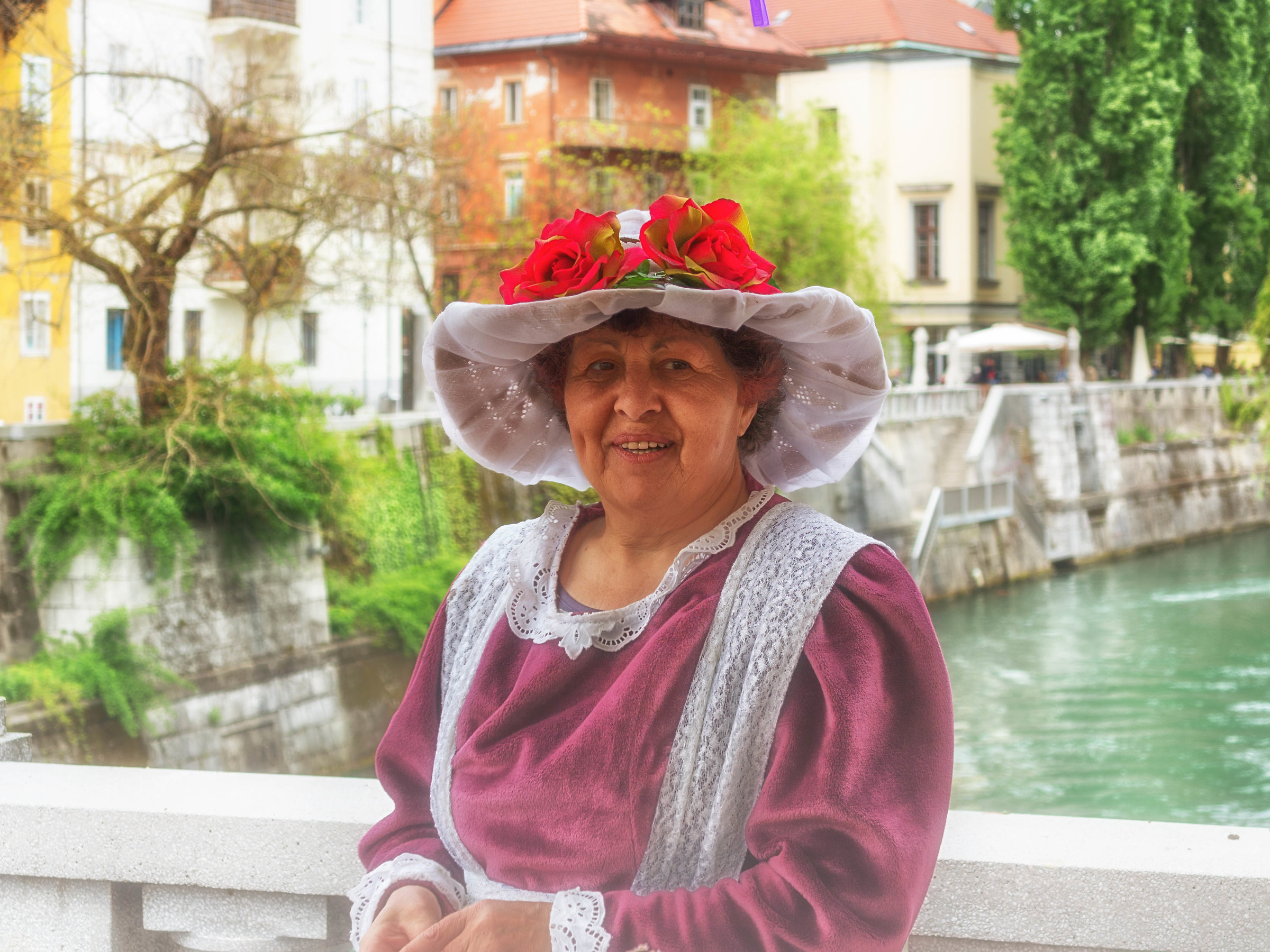 Bella signora con vezzoso cappellino...