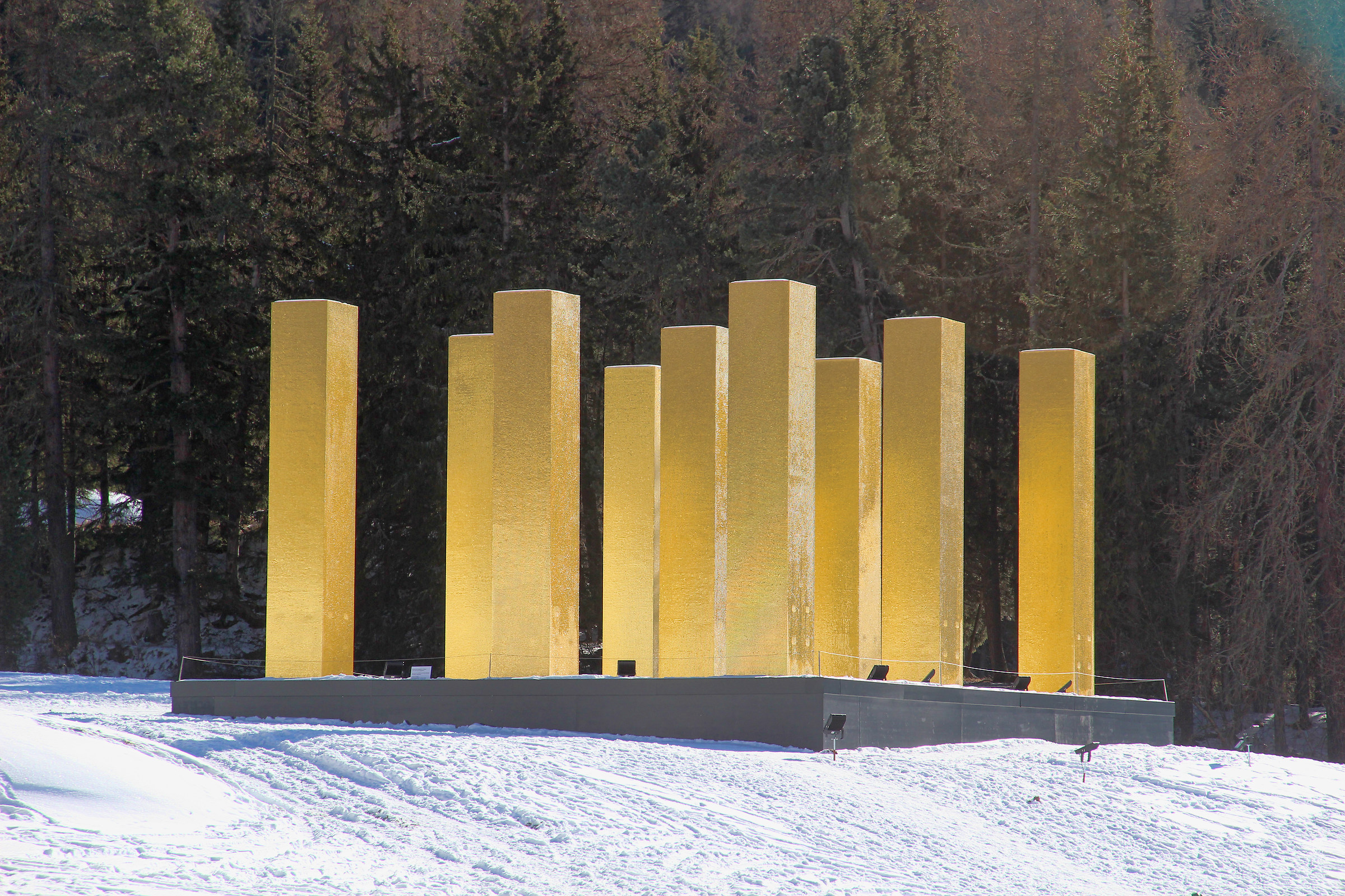 'Il cielo su nove colonne' di Heinz Mack a Saint Moritz...