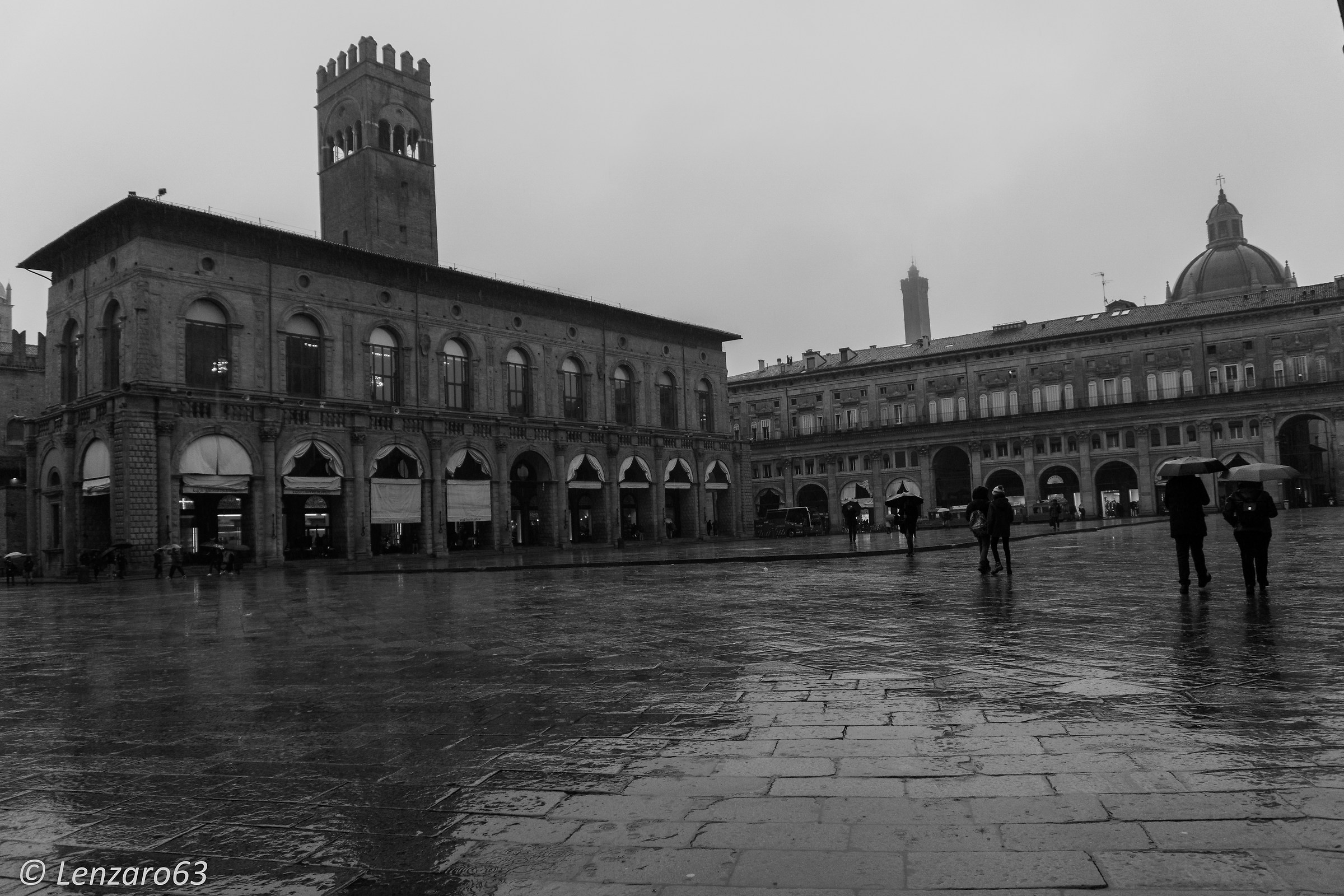 Piazza Maggiore .... it rains...
