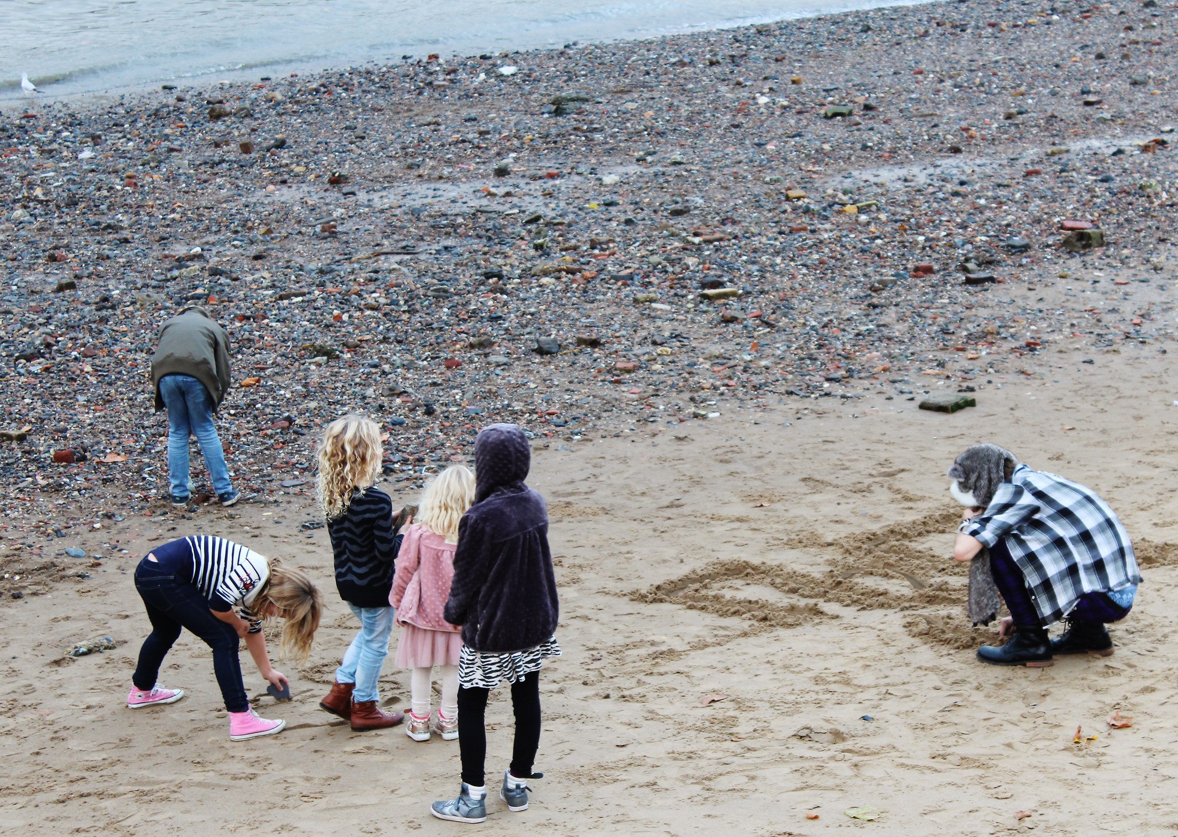 Bambini sulla riva del Tamigi, Londra...