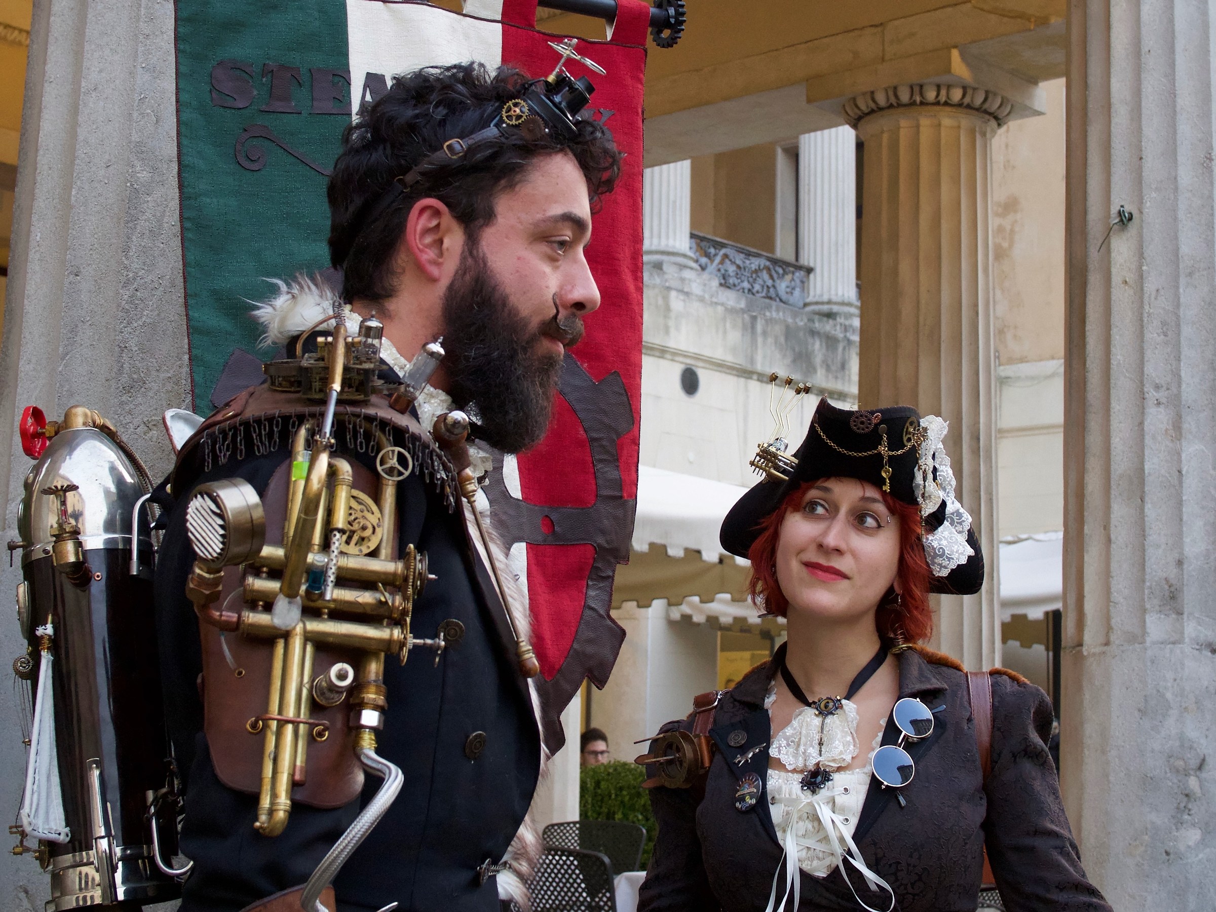 Gioco di sguardi in salsa SteamPunk...