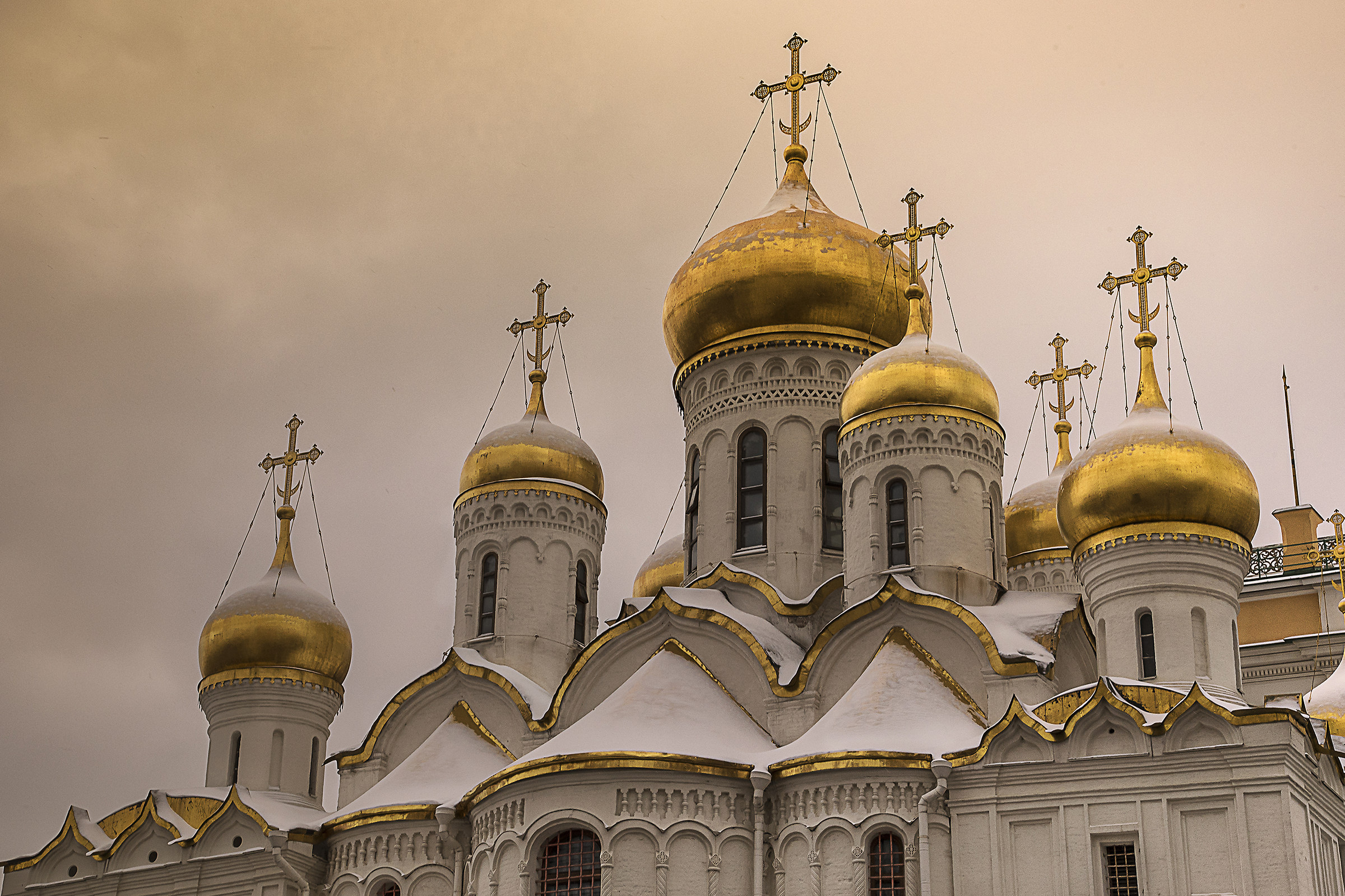Golden domes at Kremlin in an autumn sunday...