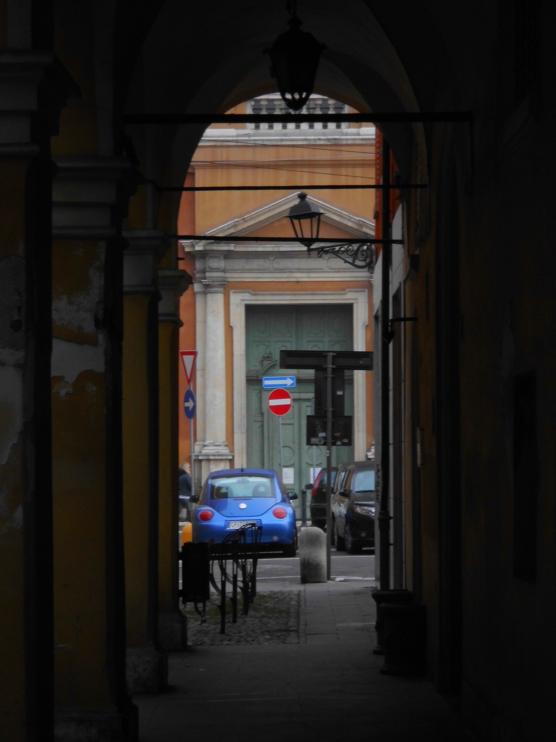 Passeggiando sotto i portici a San Domenico...