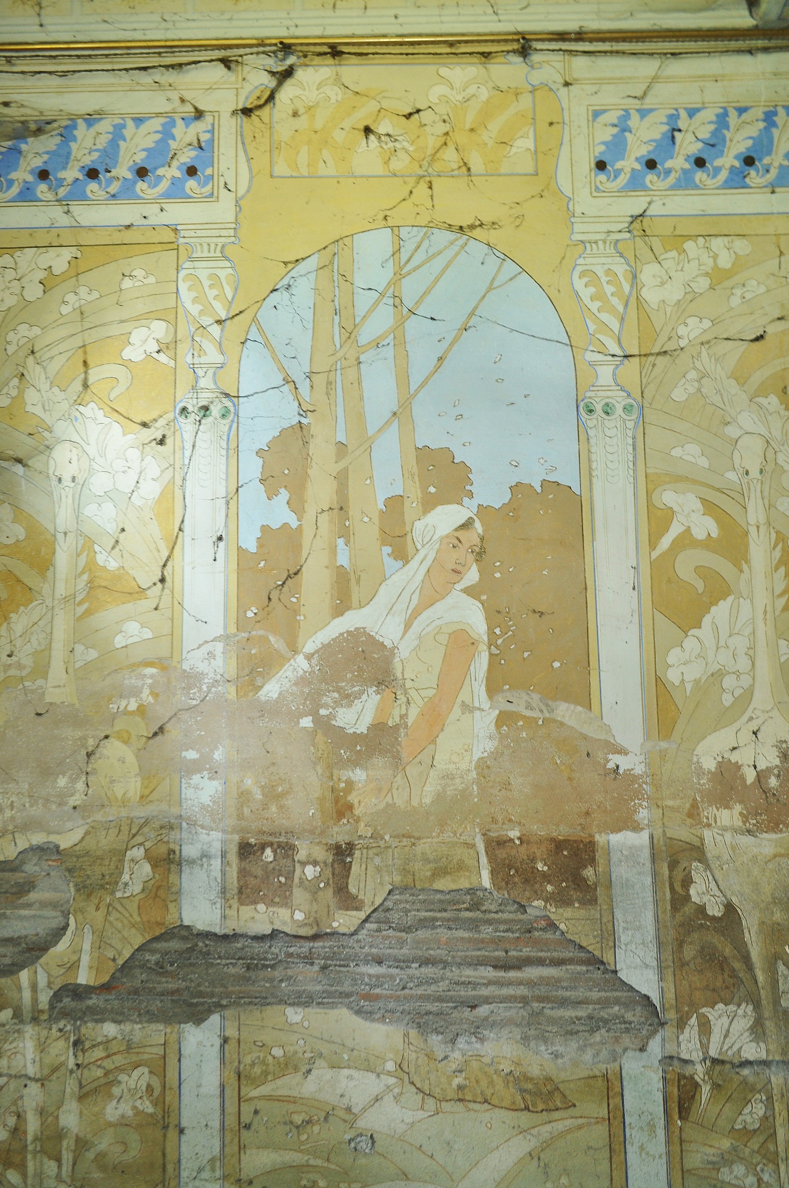...giocando tra i decori floreali...