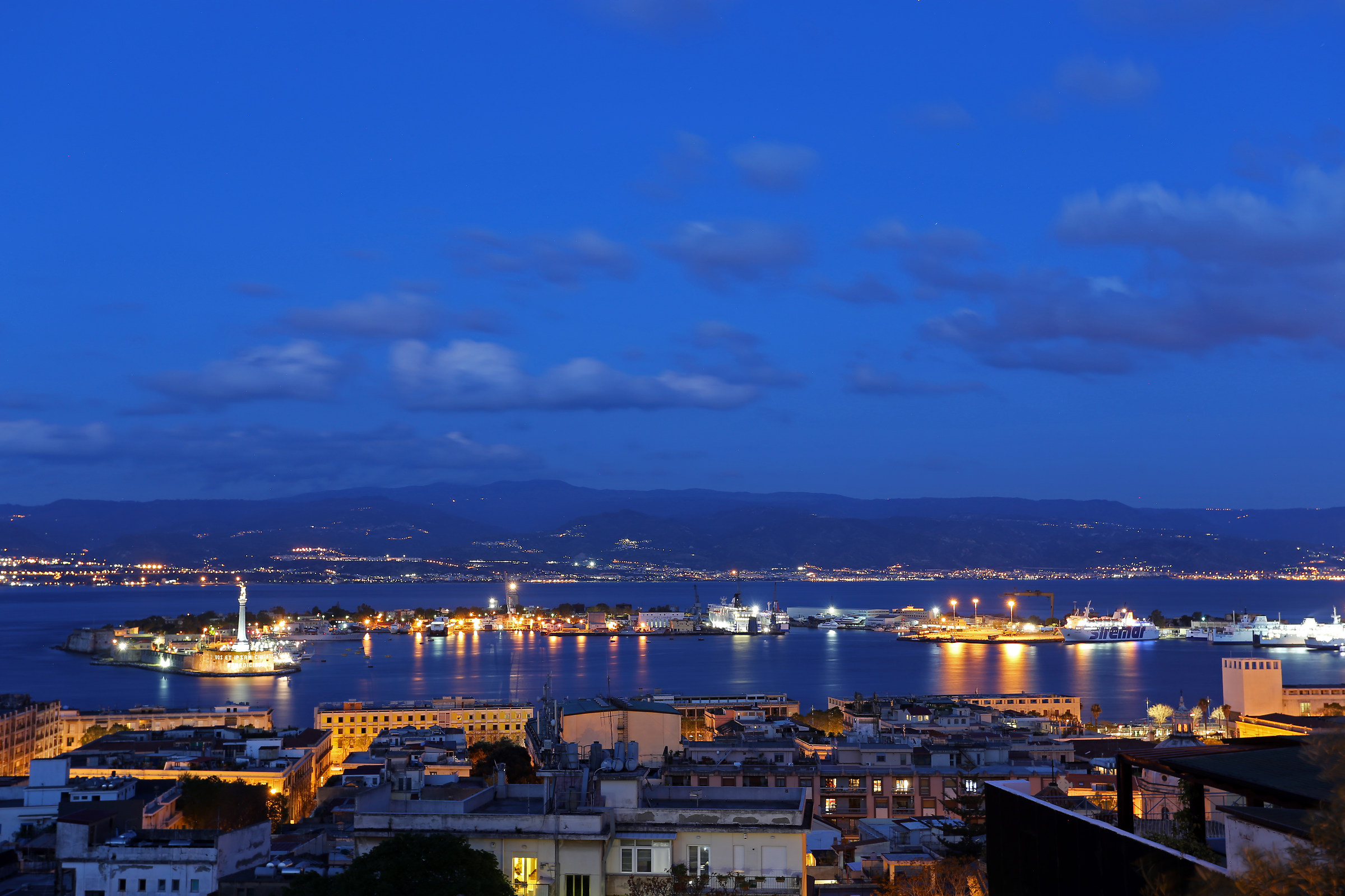 Porto e stretto di Messina all'ora blu...
