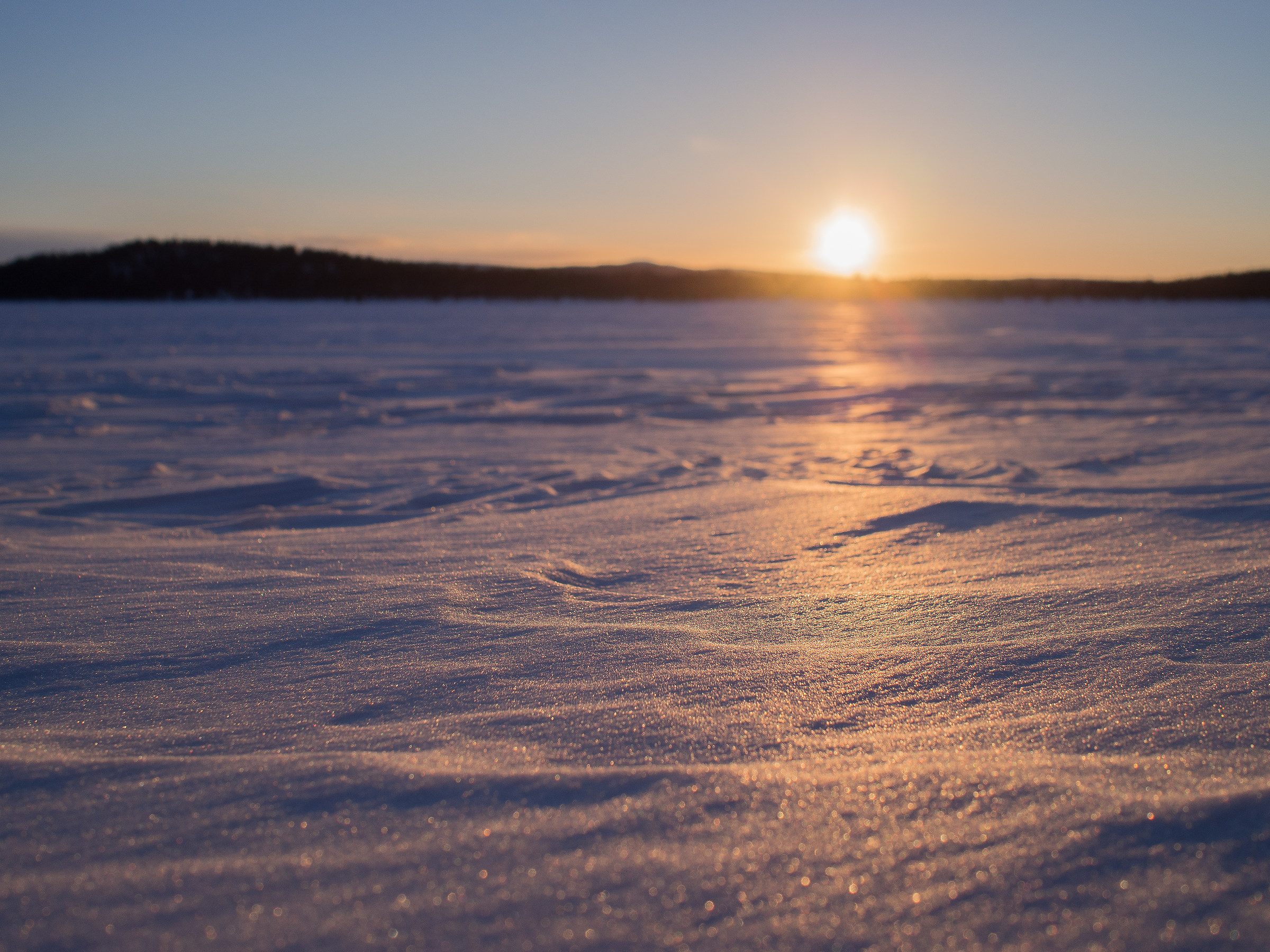 Tramonto su lago ghiacciato di Menesjärvi...