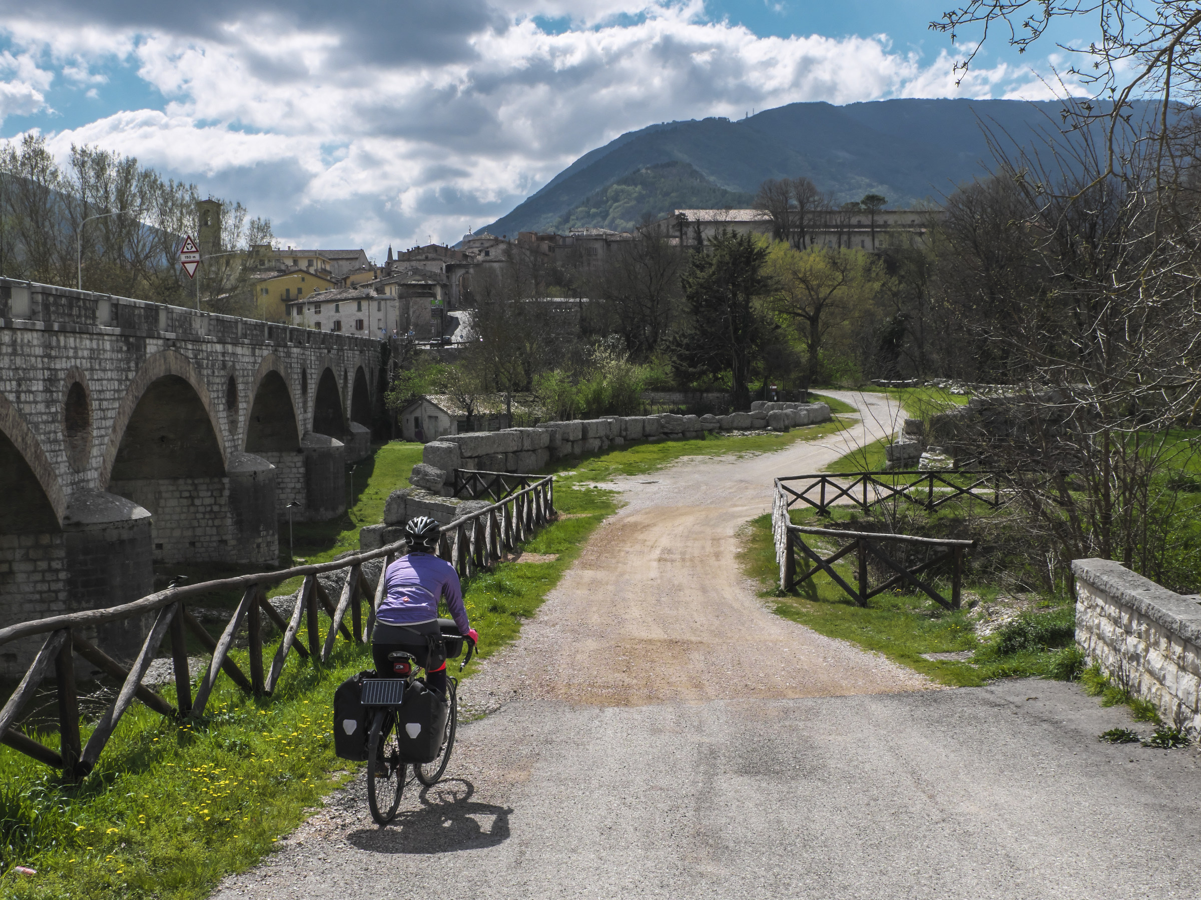 leonardobonetti.com Pesaro-Roma in bici. Ponte Mallio...