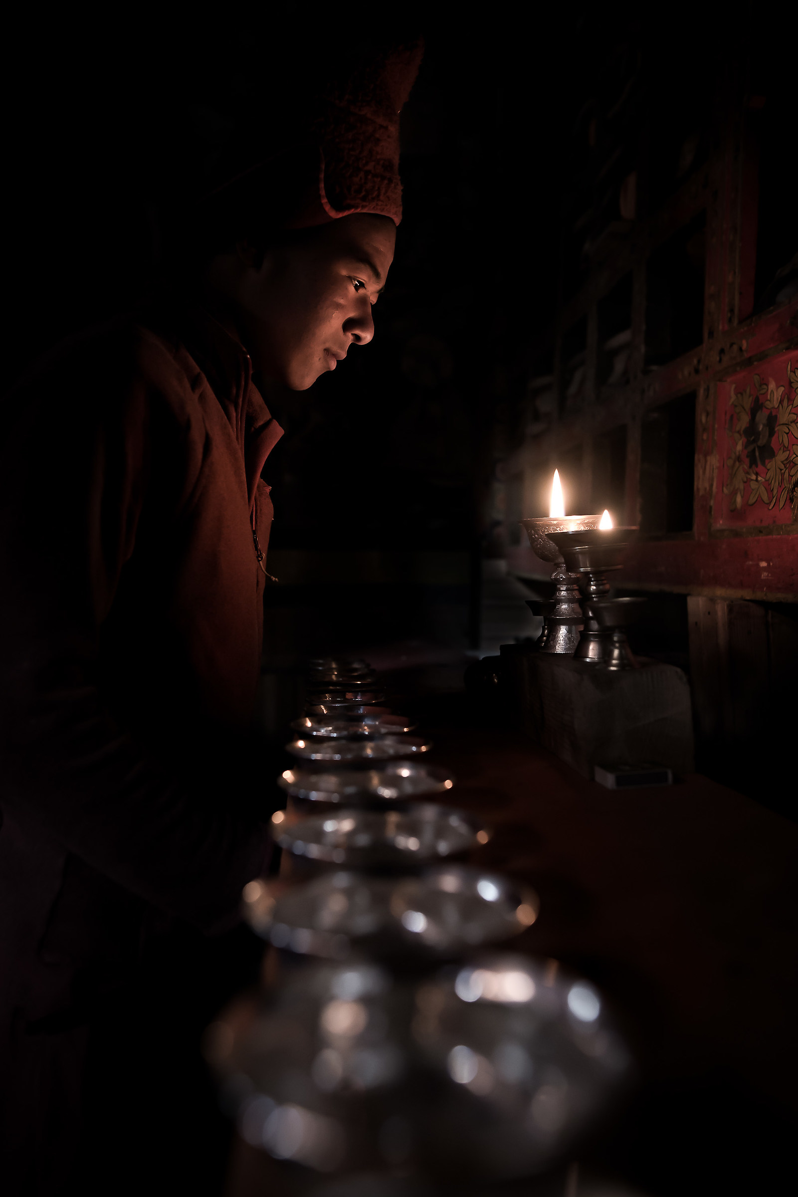 Preghiera al lume di candela nel monastero di Karsha...