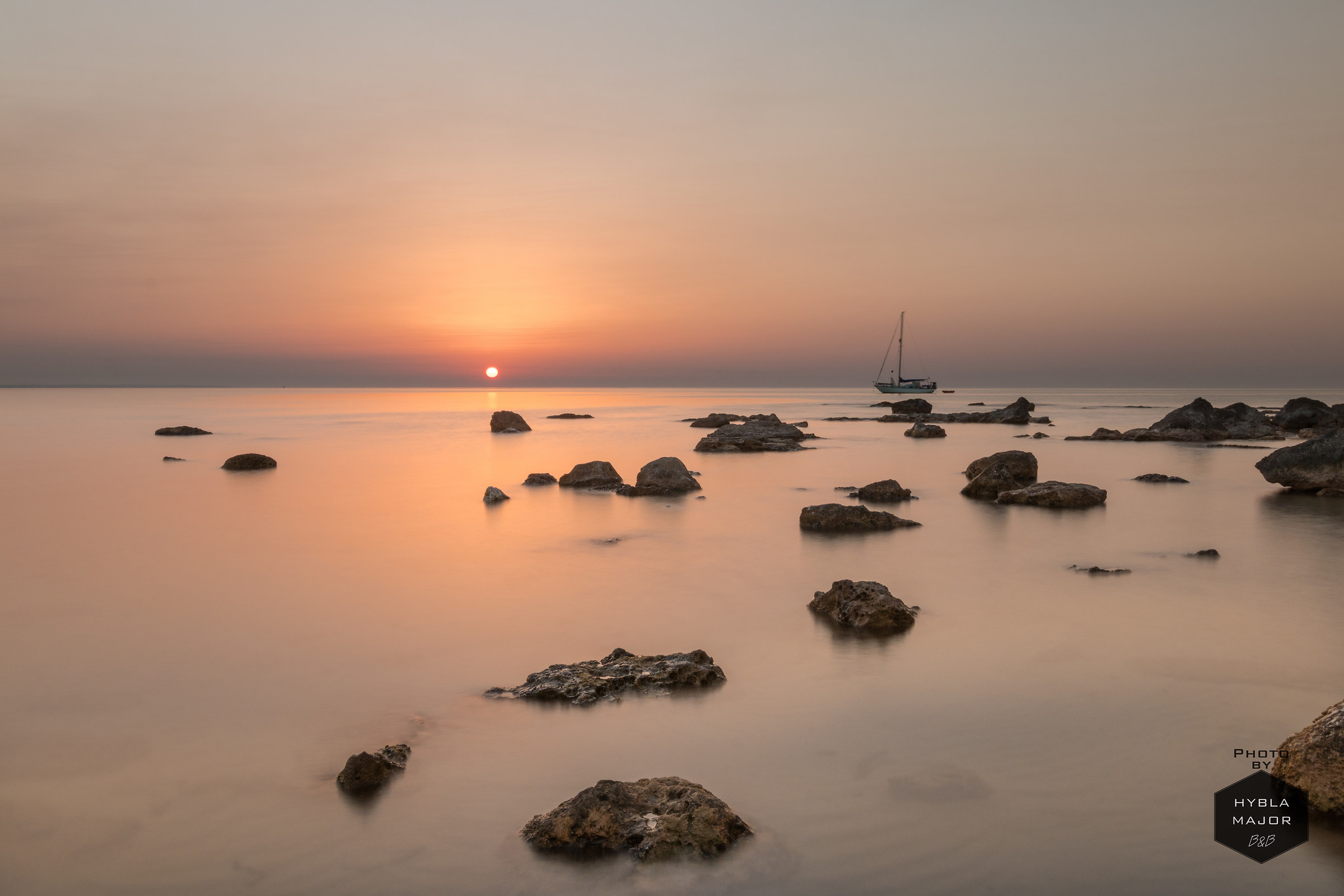 Anchored between rocks...