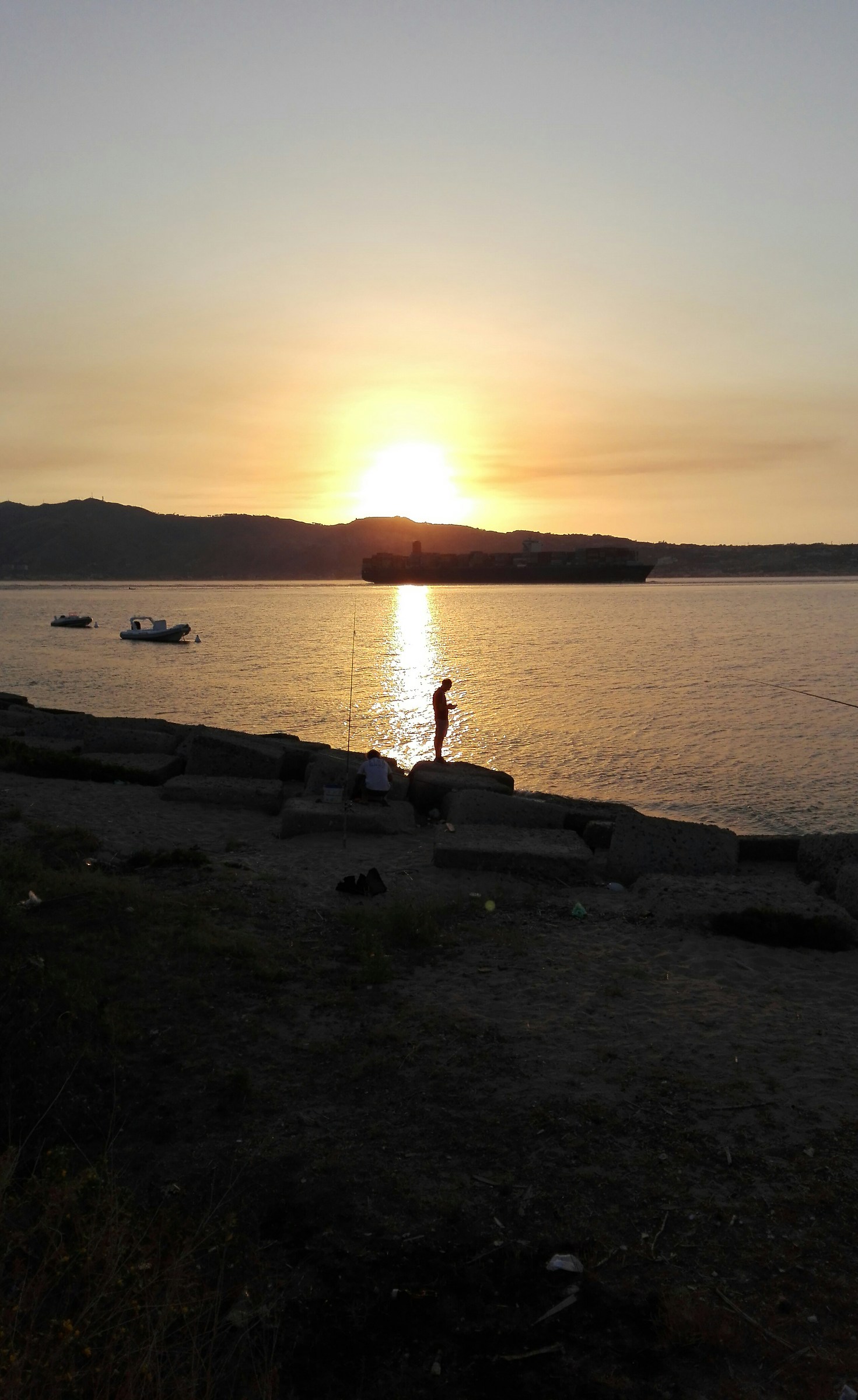 Pescatore al tramonto nello stretto...