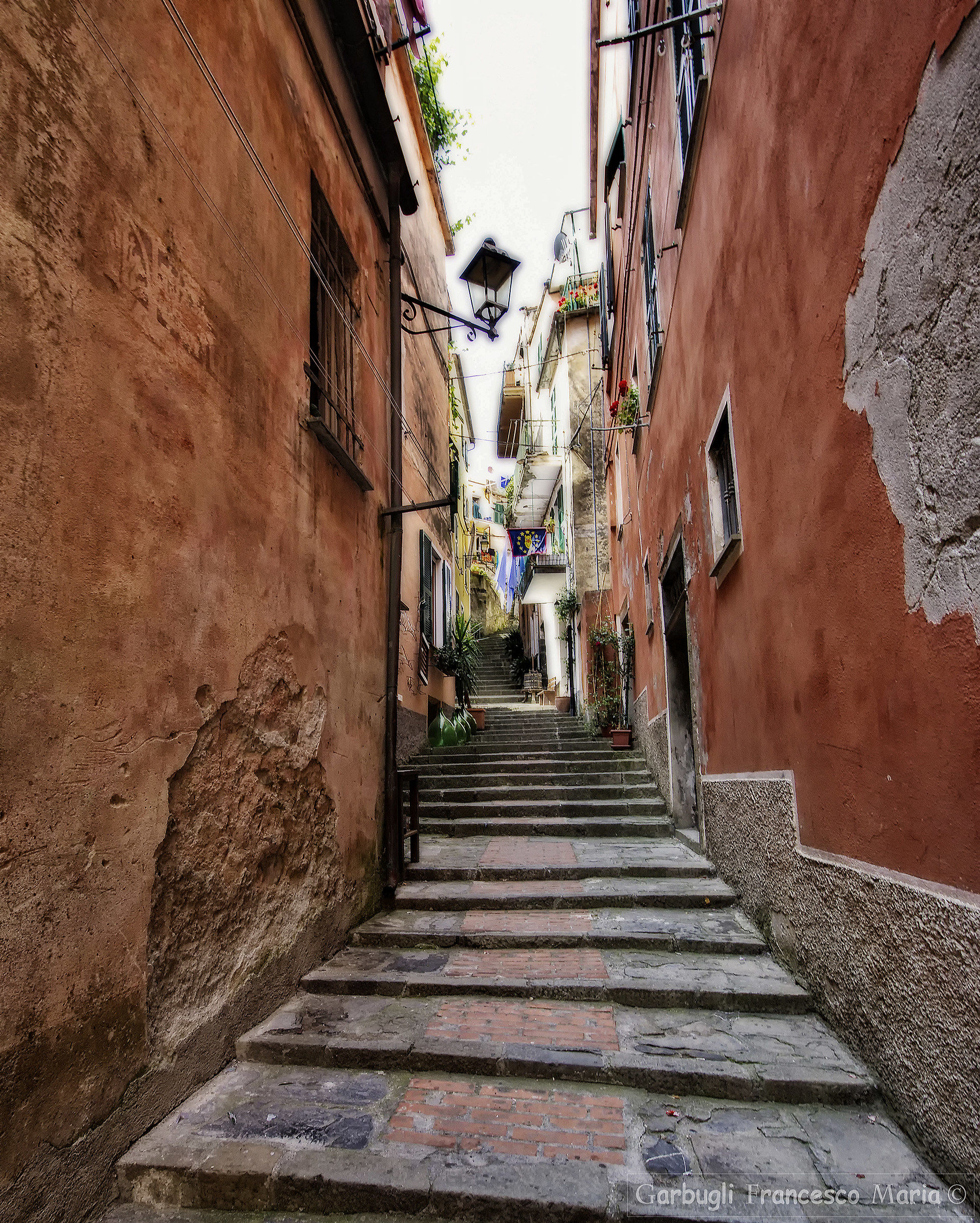 Vicoli rossi di Monterosso...