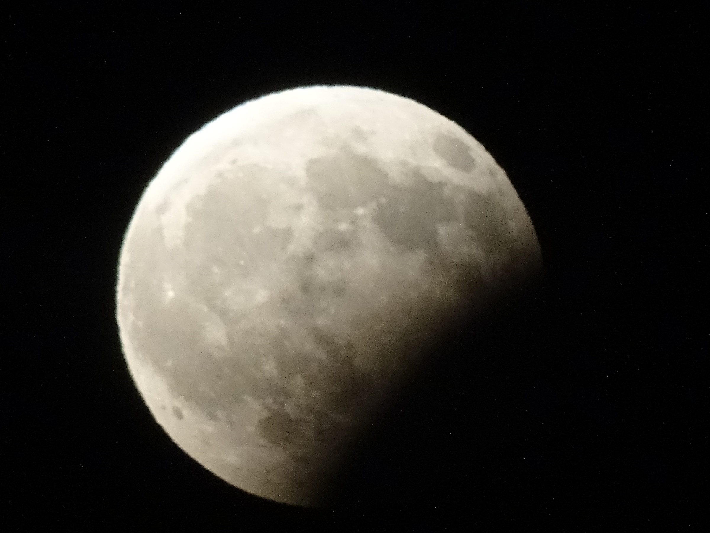 Eclissi parziale di luna vista dalla costa ionica Calab...