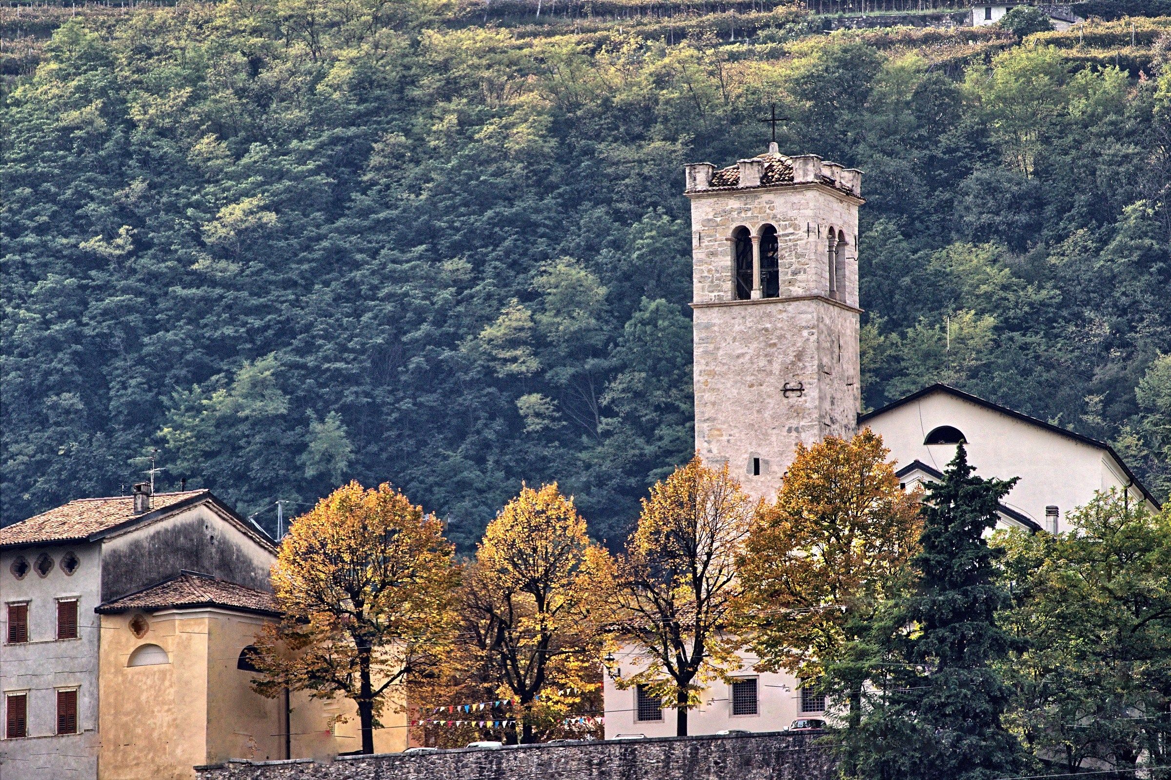 La piccola chiesa vista dalla mia finestra...