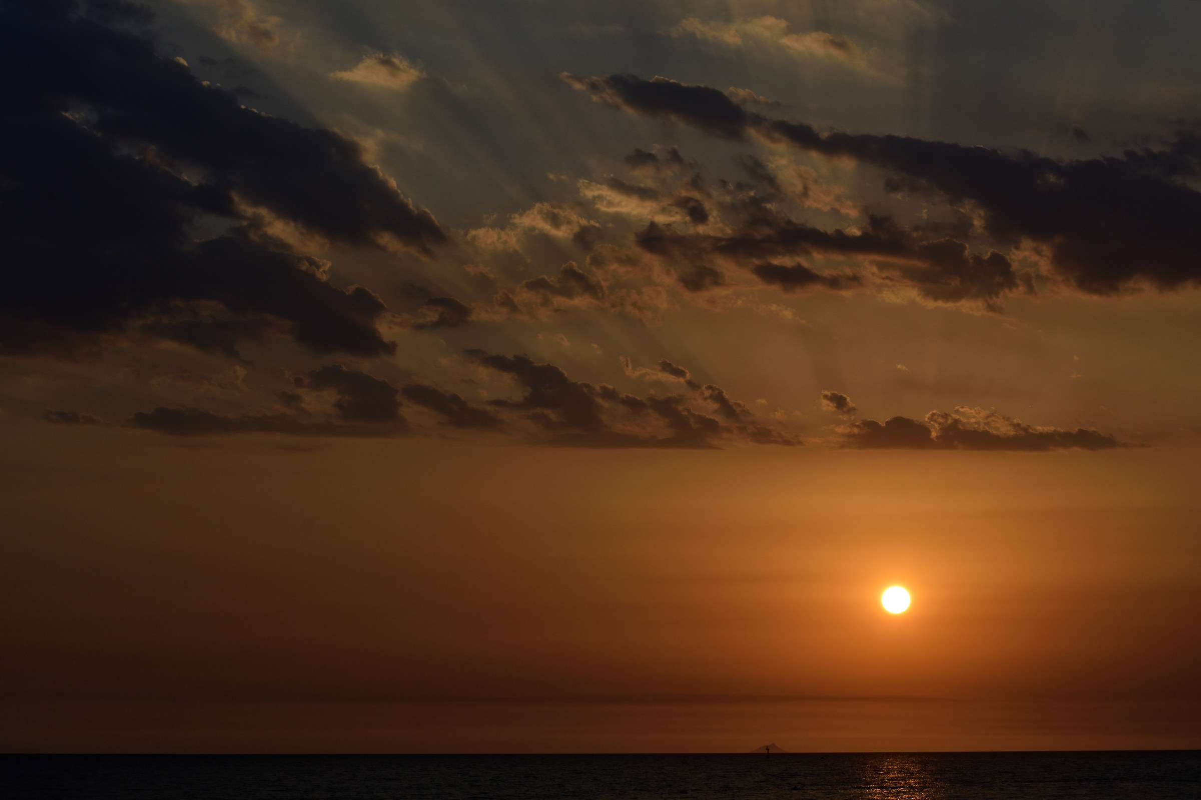 Il sole tramonta sull'isola di Ponza...
