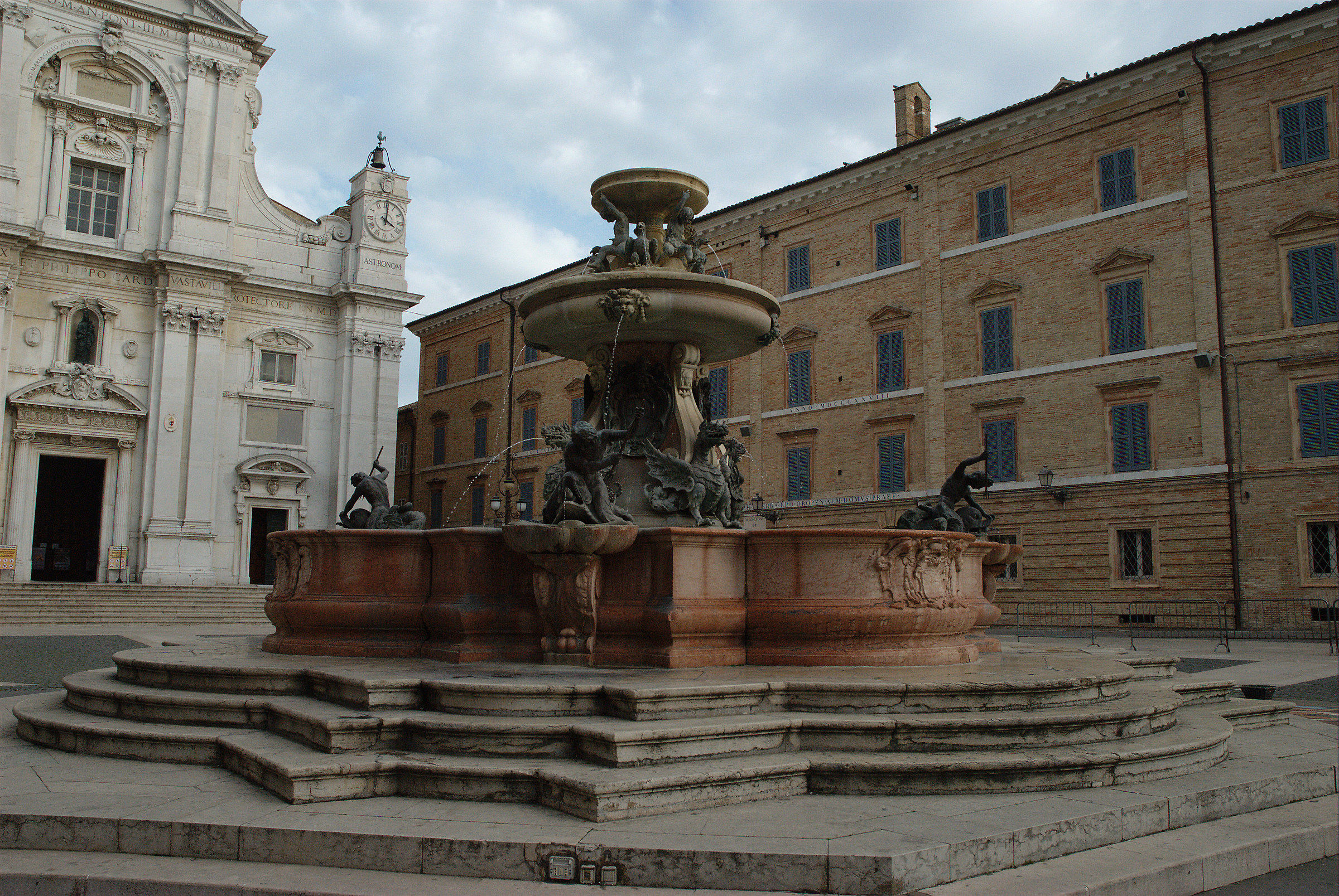 Santuario di Loreto, fontana...