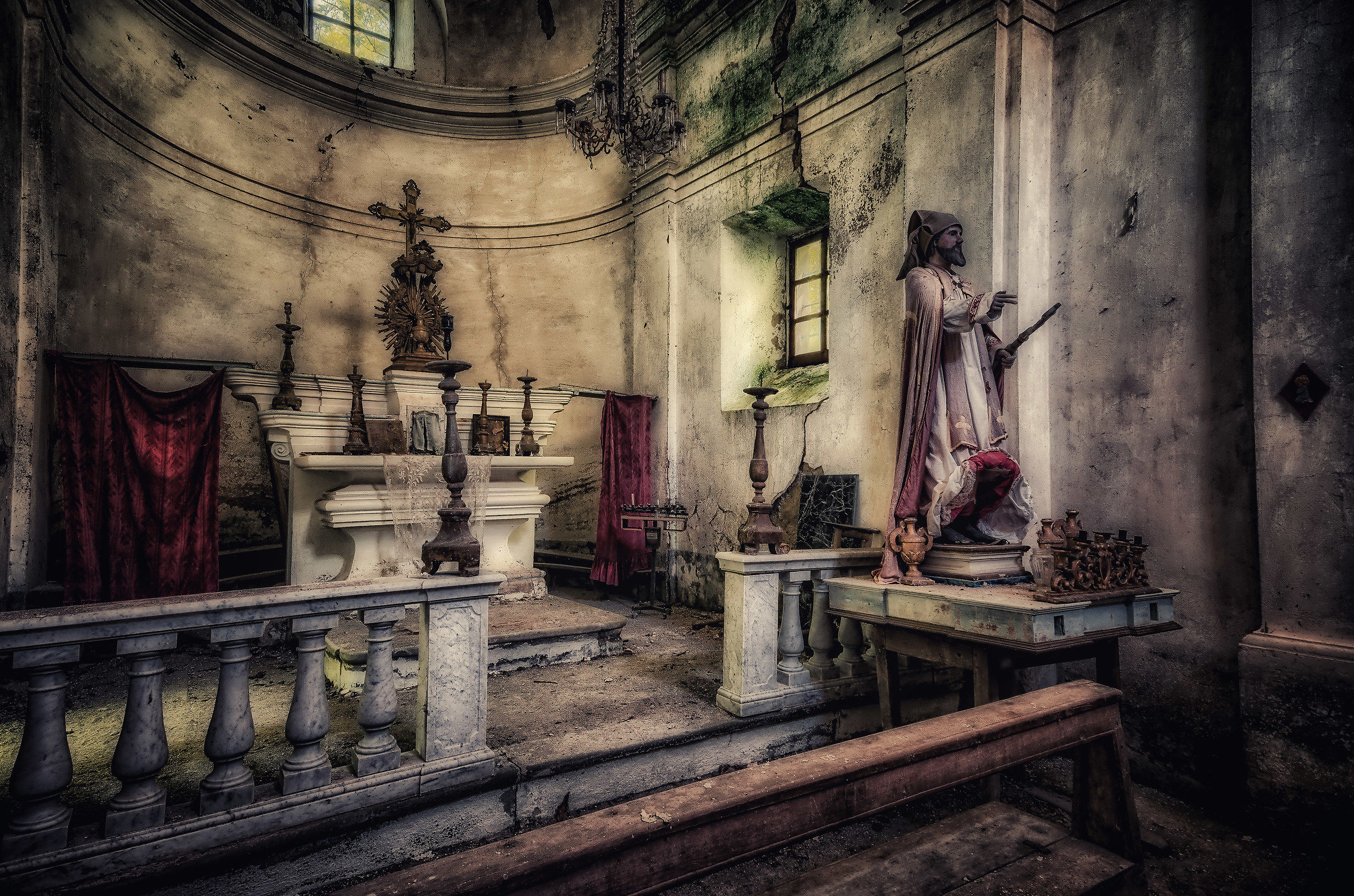 La chiesa abbandonata del santo con gli stivaletti...
