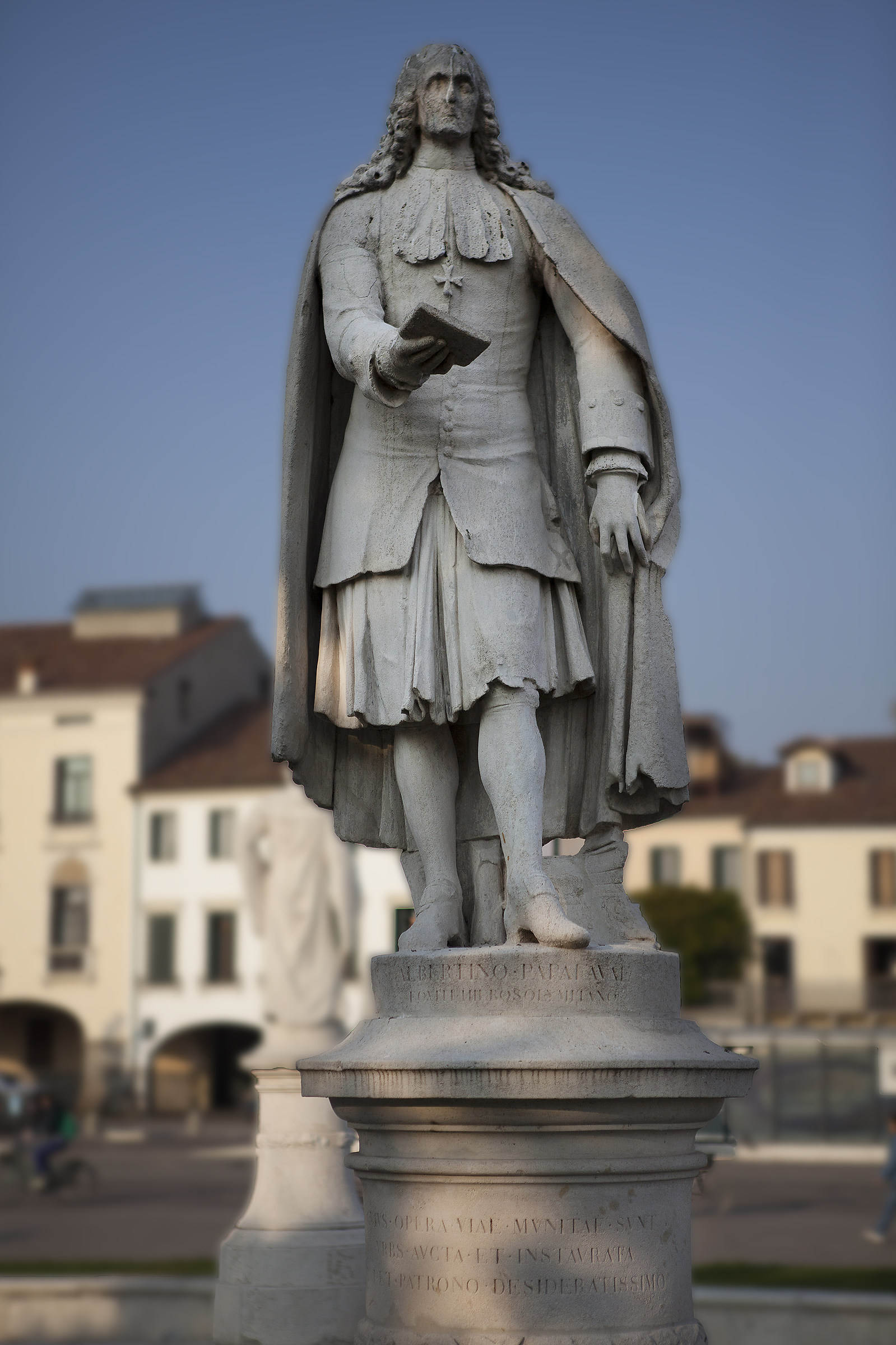 The statue (Albertino Papafava)...