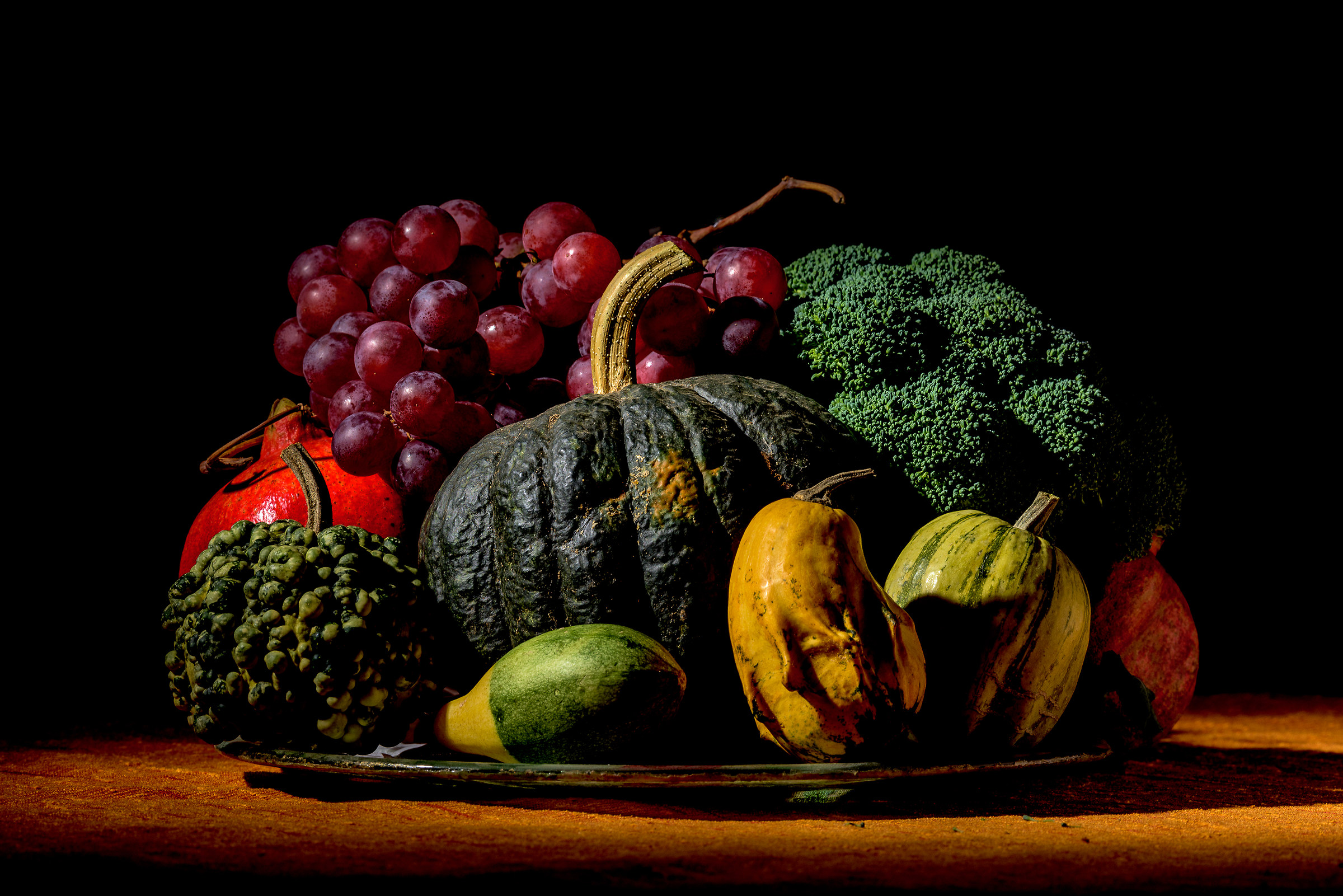 Composizione autunnale: zucche,melograni broccoli e uva...