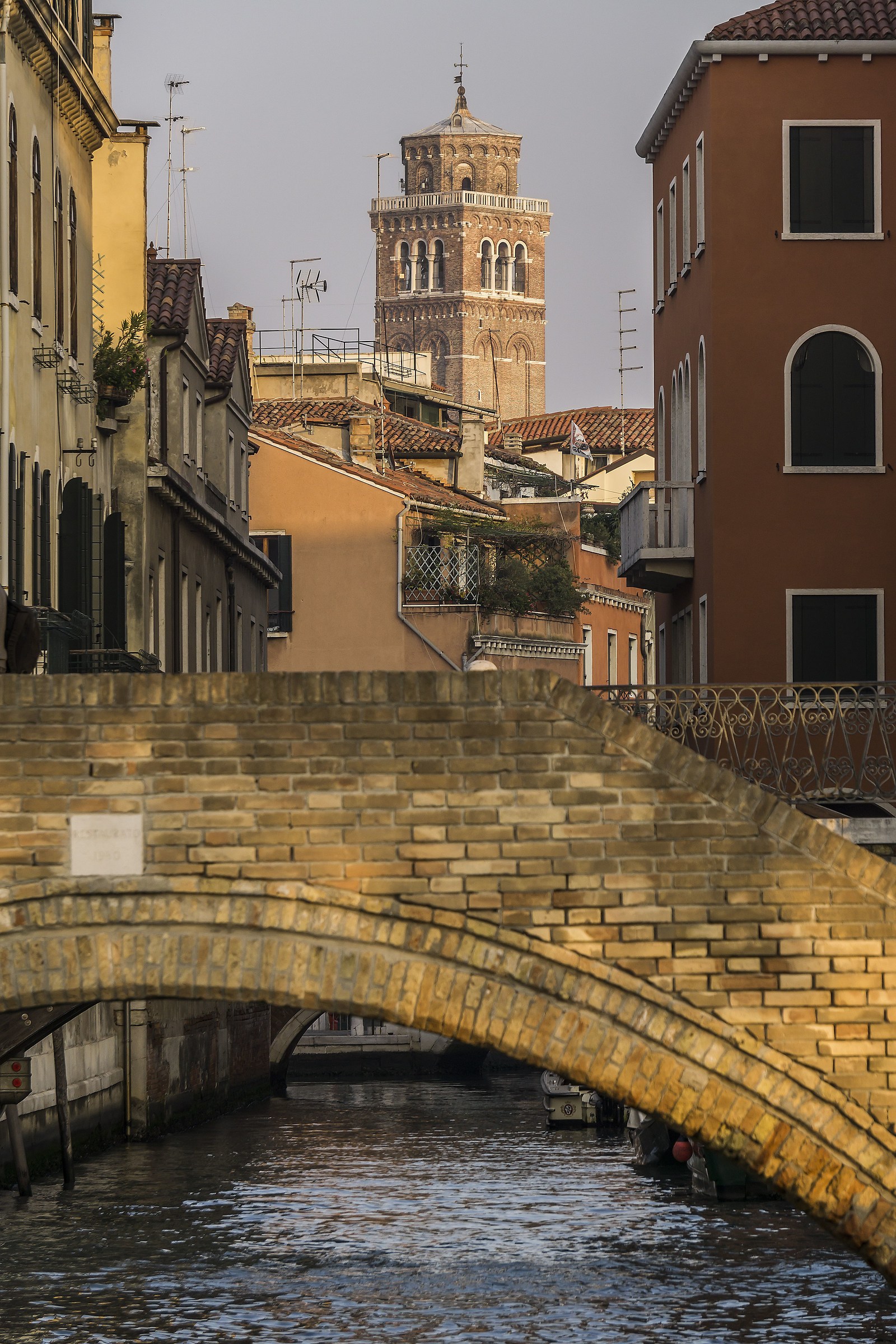 Rio del Magazen and the bell tower of the Frari - 2...