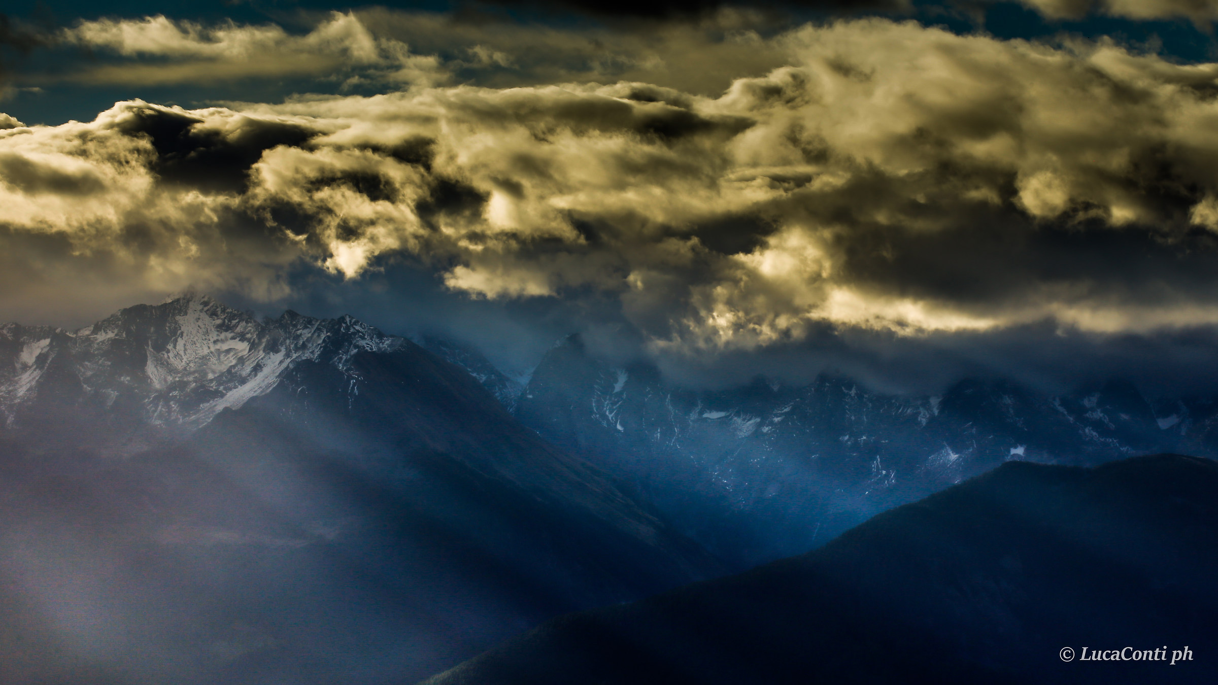 Valtellina , Autunno, insieme di luci ,nuvole e foschie...