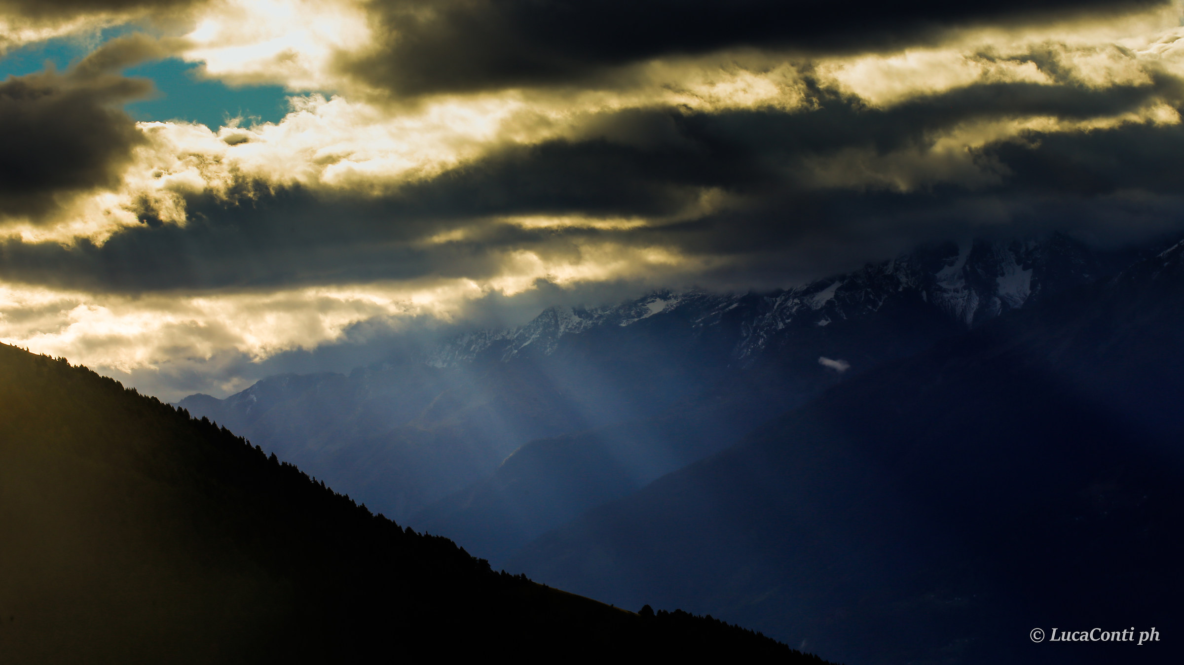 Valtellina , Autunno, insieme di luci ,nuvole e foschie...