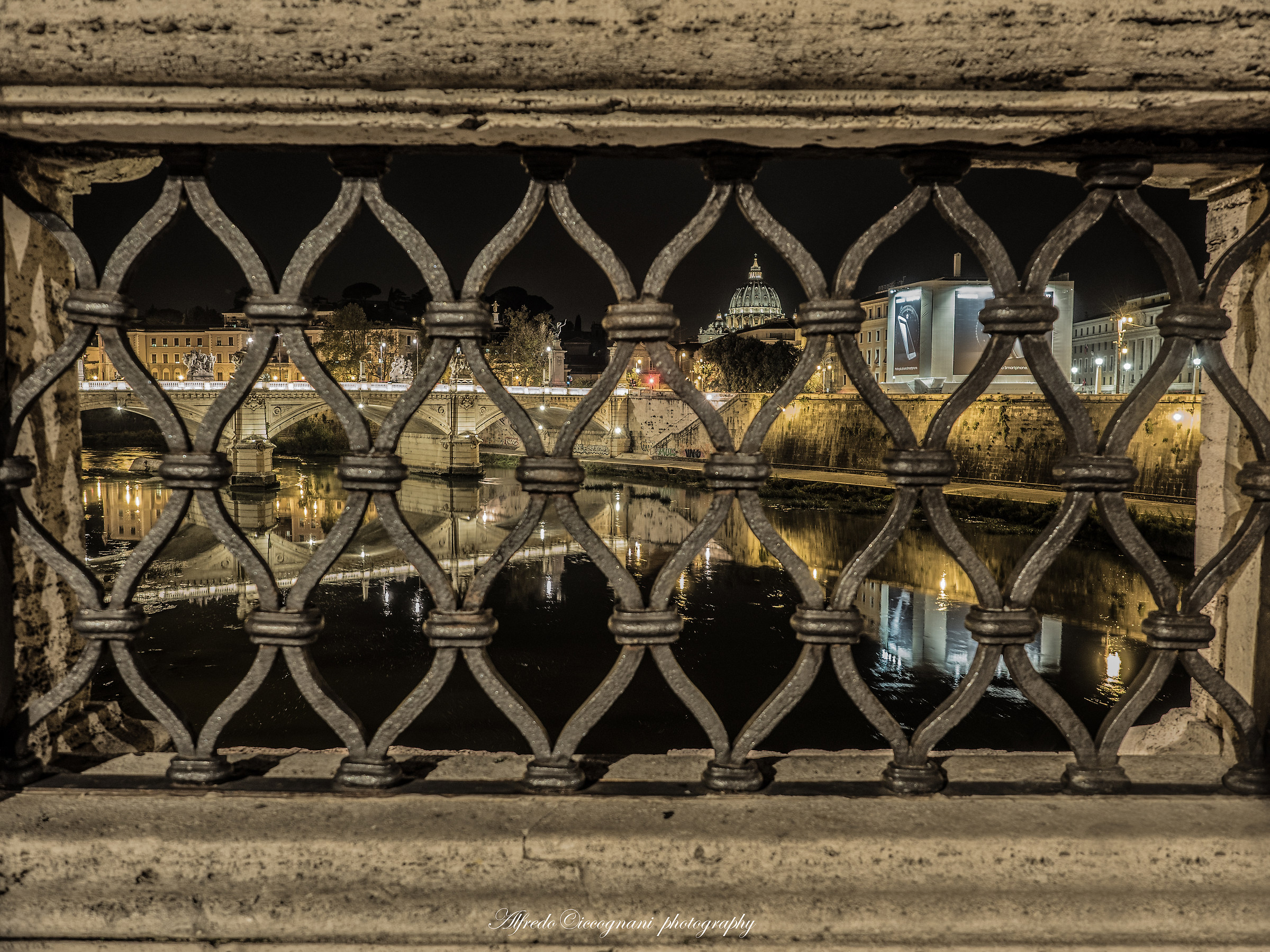 il cuppolone tra le grate del Ponte di Castel Sant'Ang....