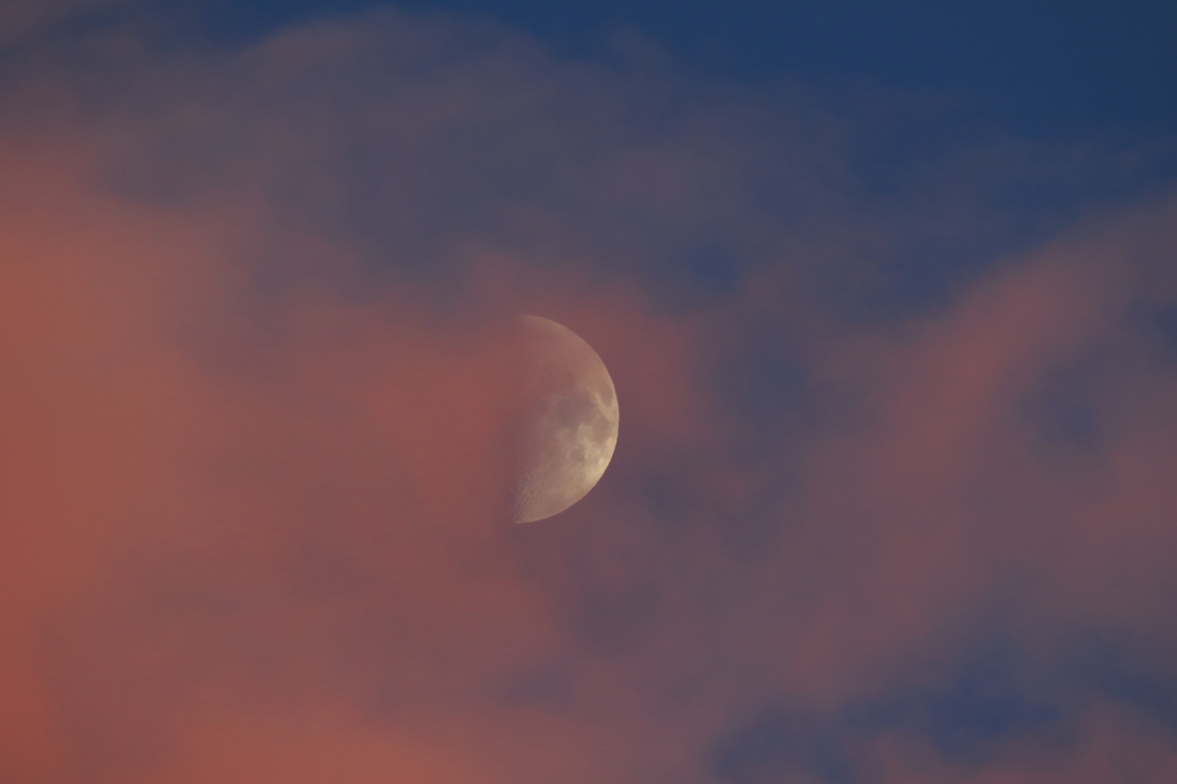 Le nubi dipinte dal tramonto nascondono la luna...