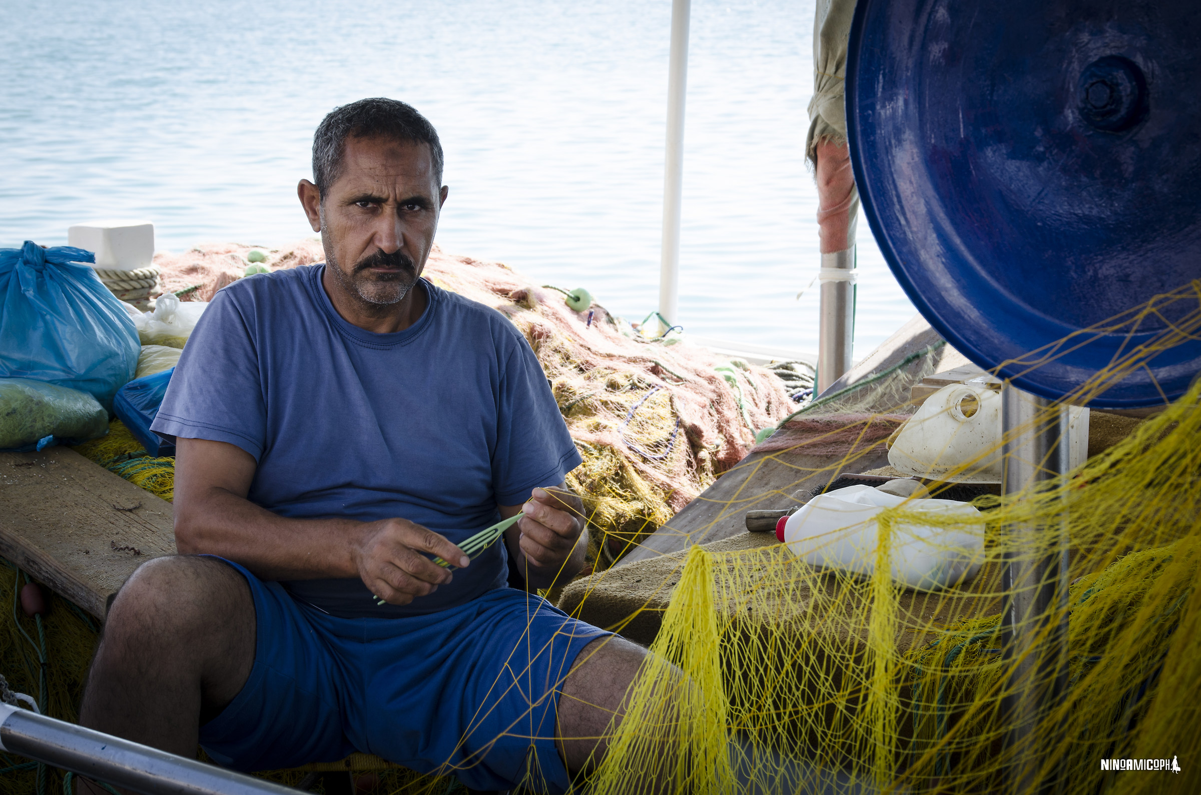 pescatore ripara rete da pesca...
