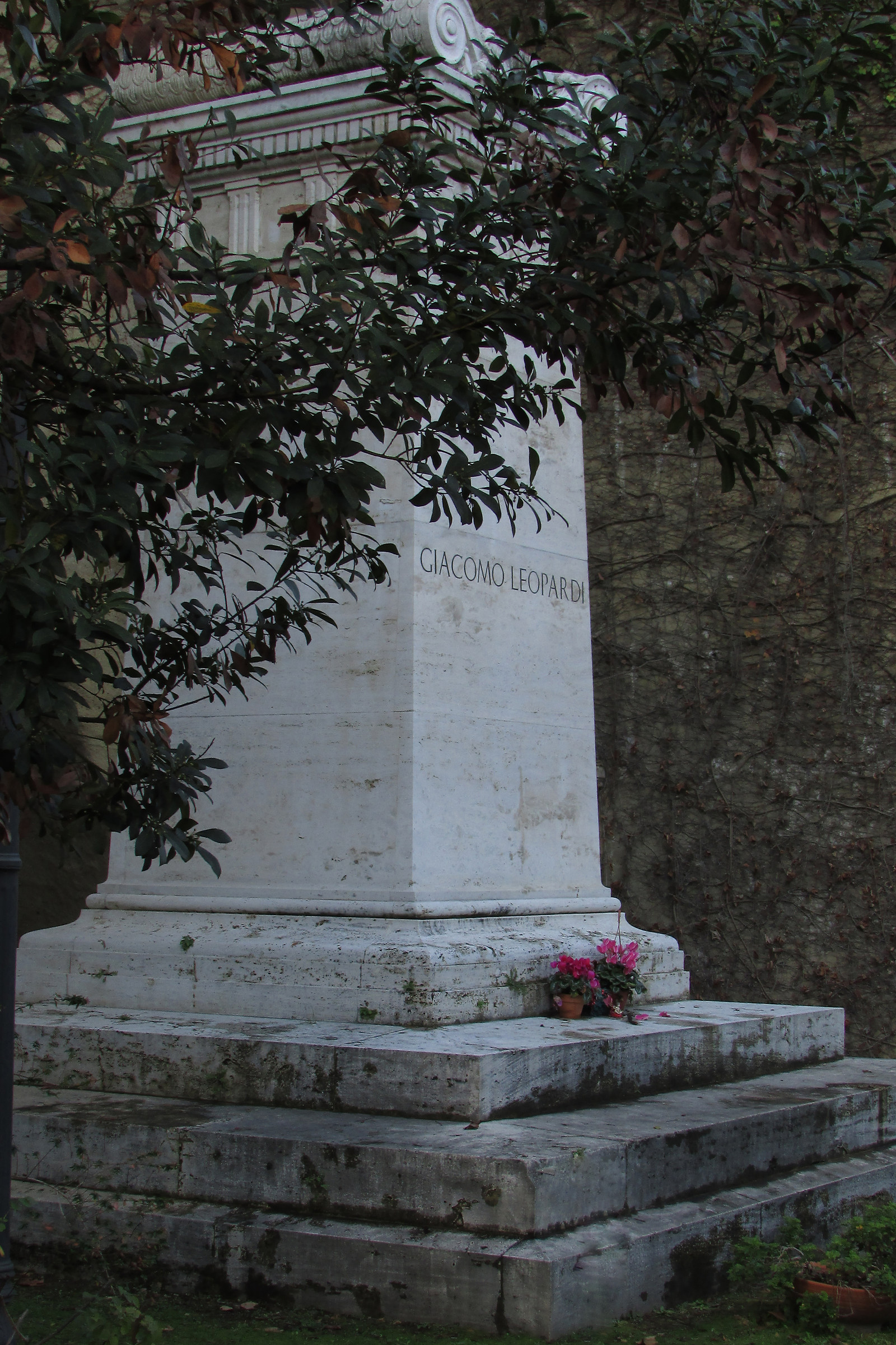 Tomba di Giacomo Leopardi a Napoli...