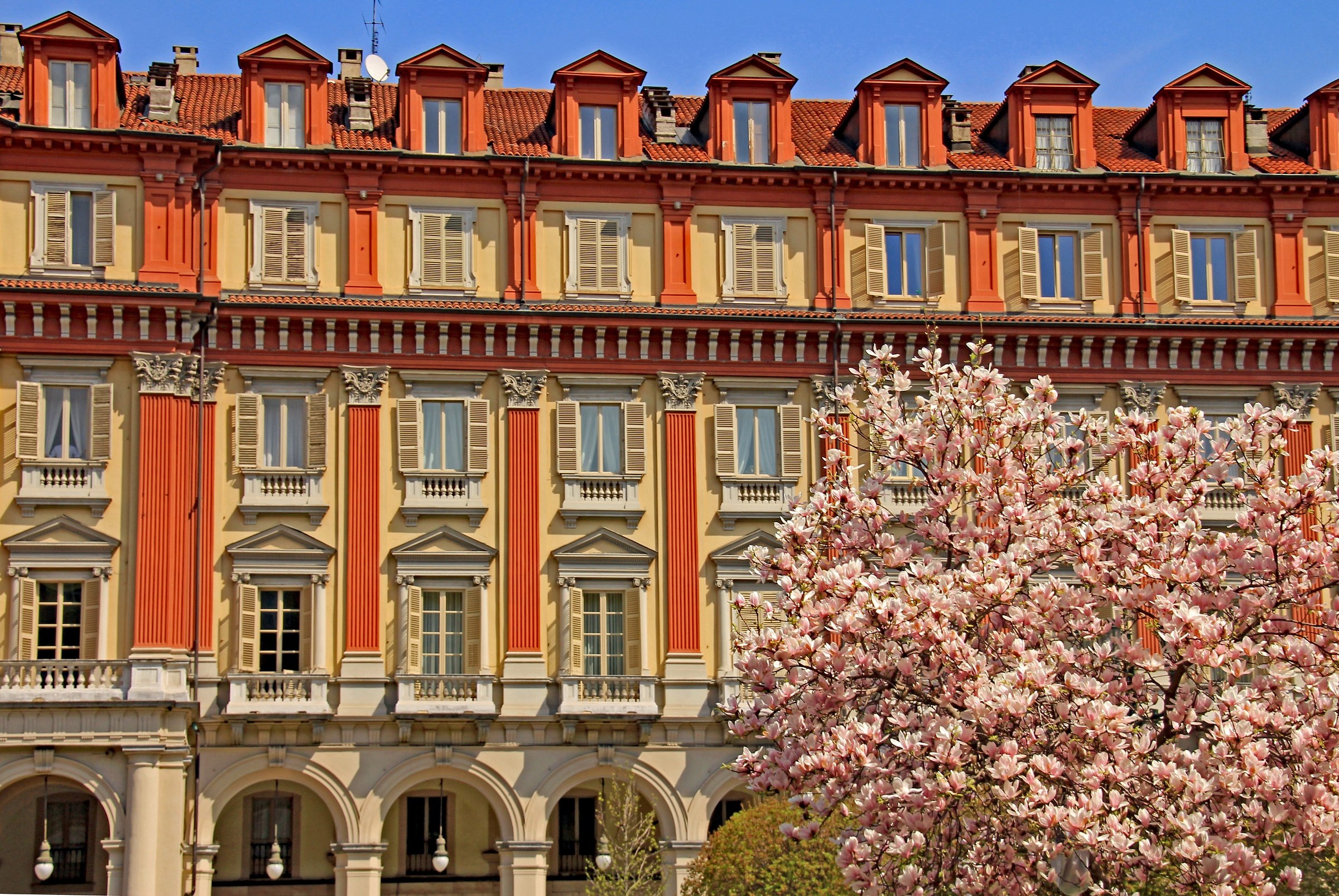 Torino: Primavera in piazza Statuto...