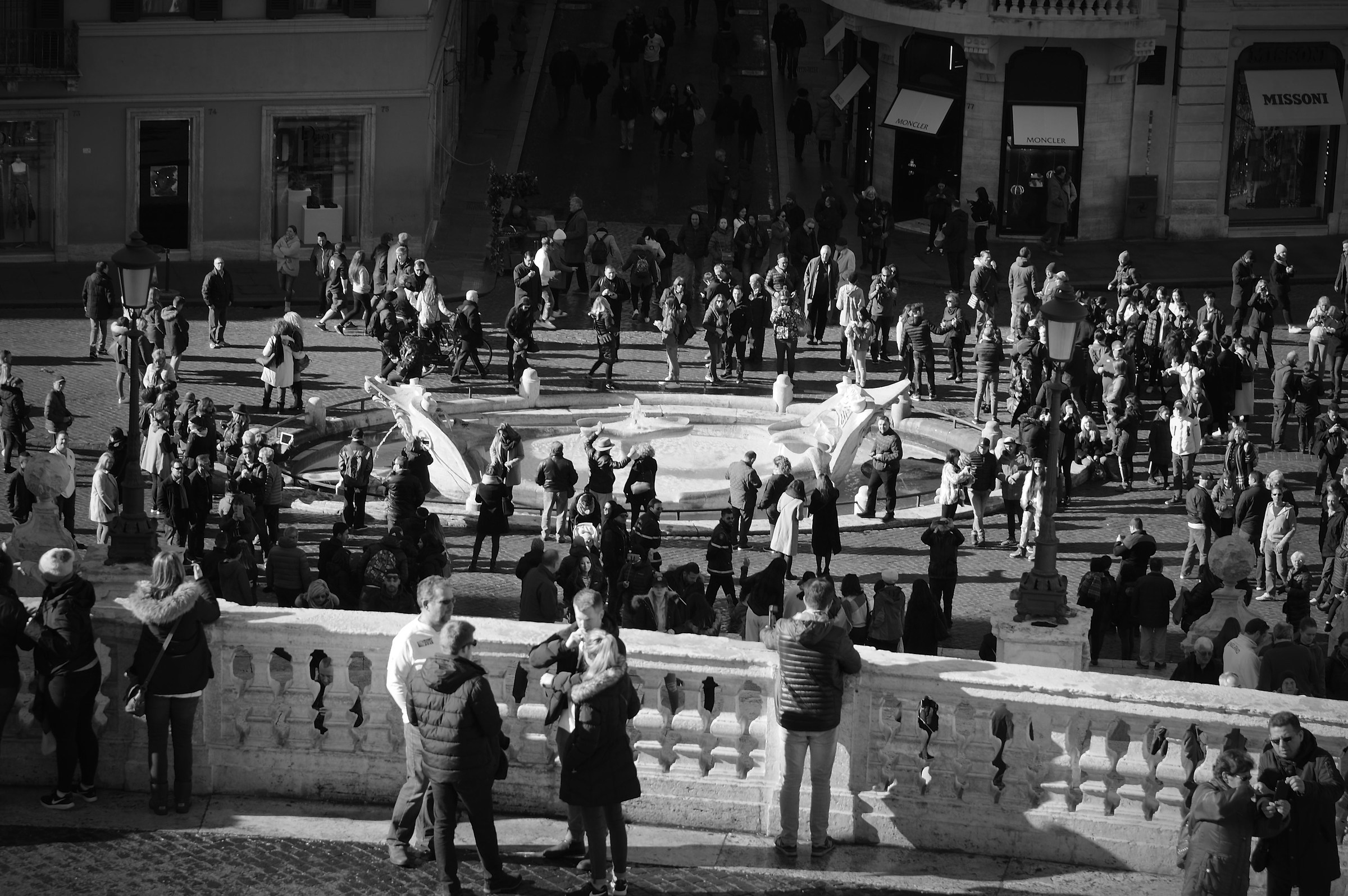 Tutti attorno alla "Barcaccia"......