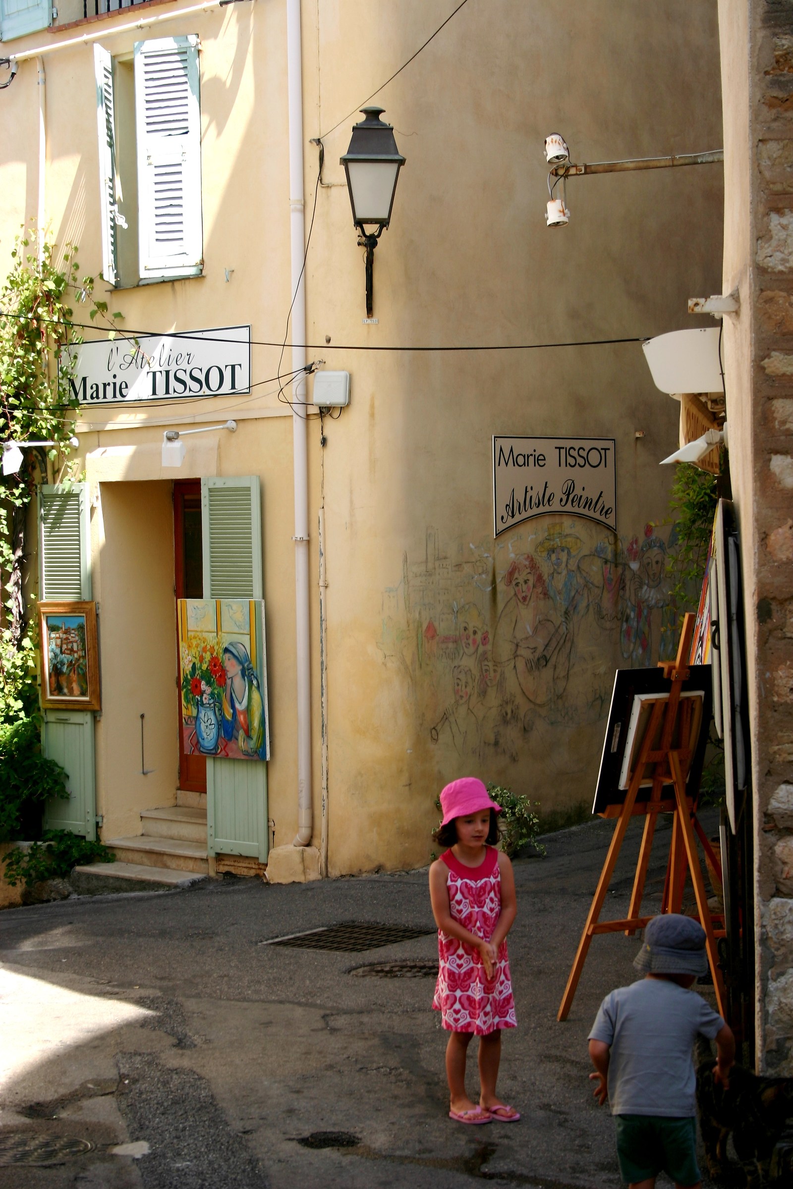 Children playing in the street (Mougins)...