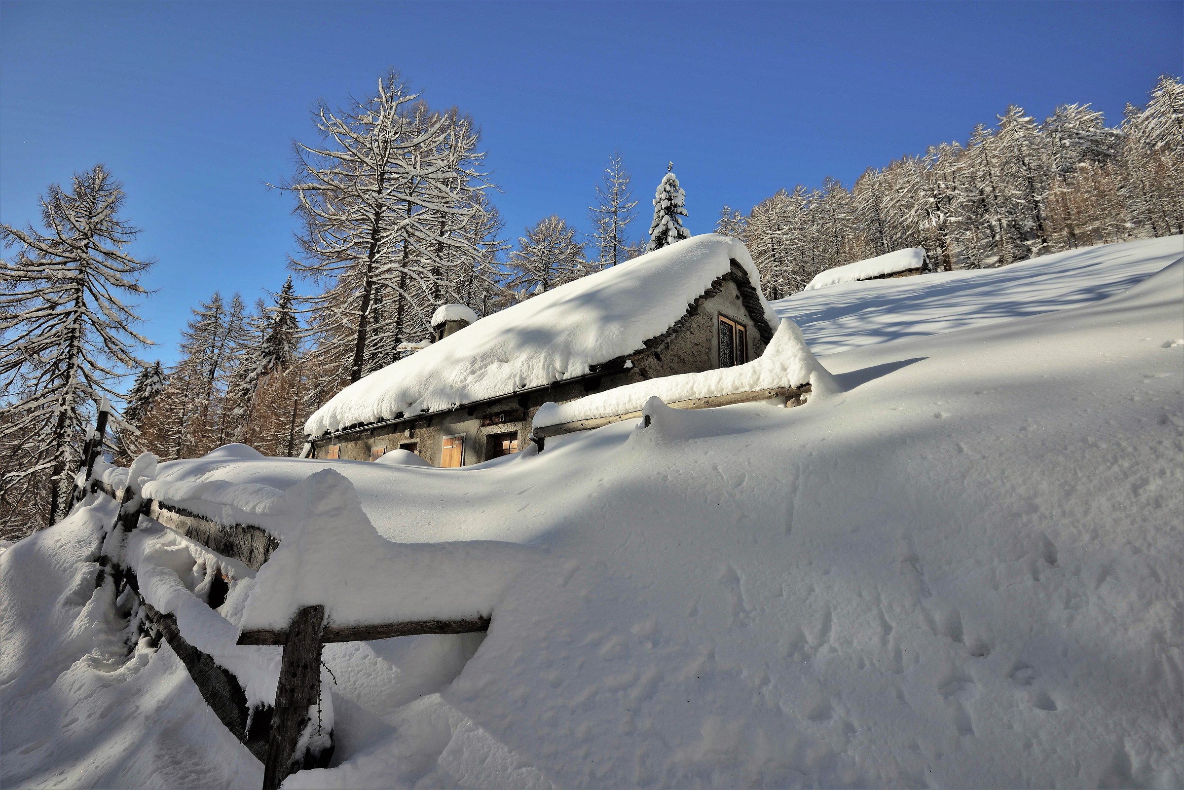 bella baita immersa nella neve appena sopra il rifugio...