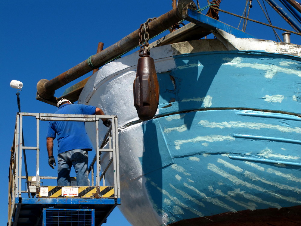 Painting works on the fishing boat_2...