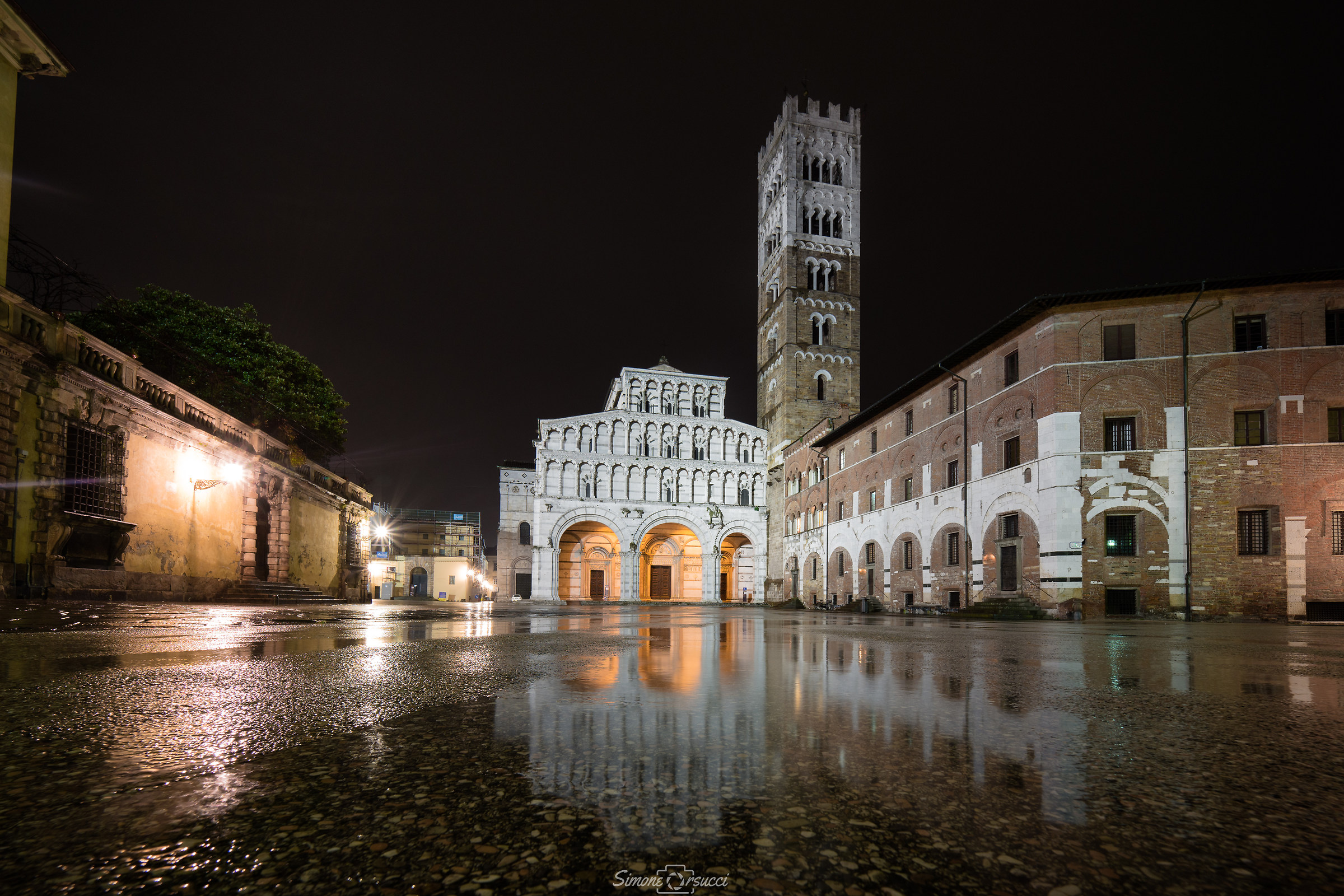 Lucca in abiti bagnati...