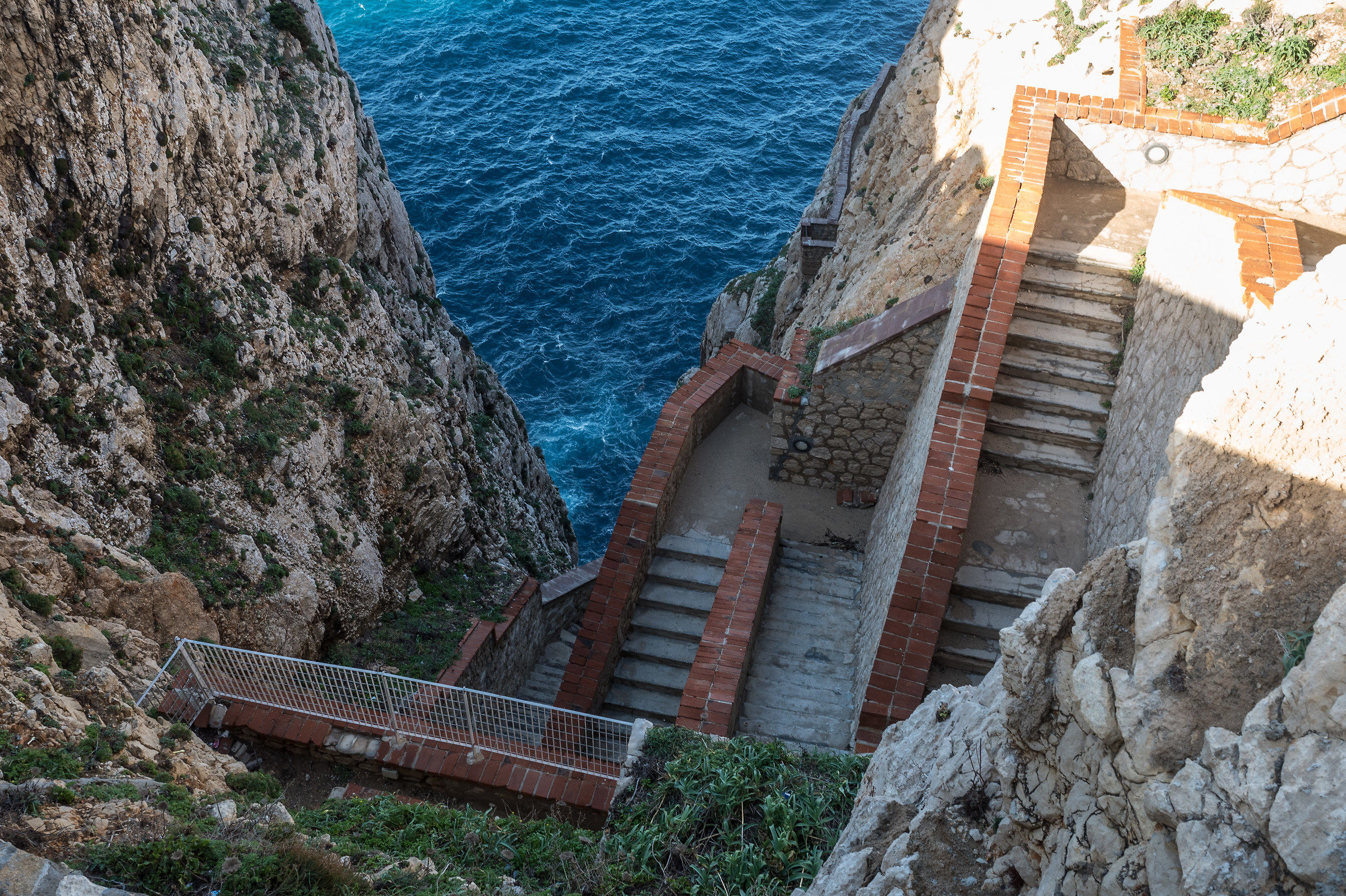 La gradinata che scende alla grotta di Nettuno...