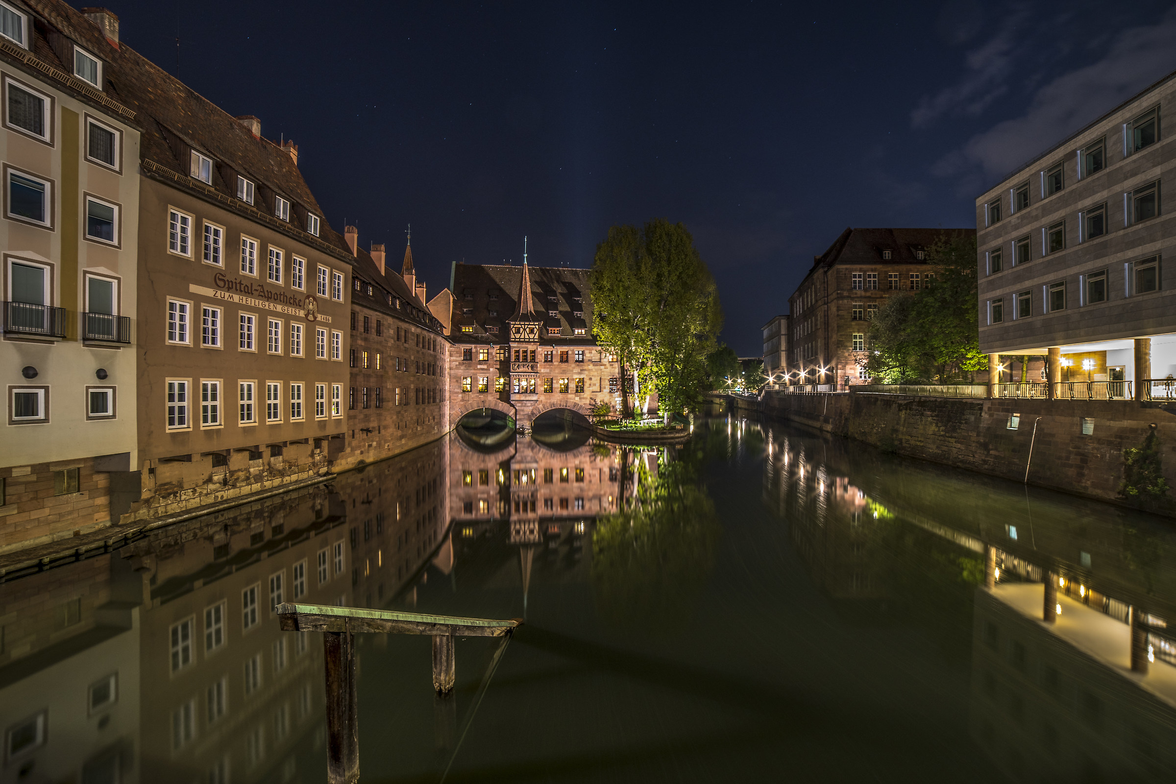 Norimberga  Heilig-Geist-Spital di notte...