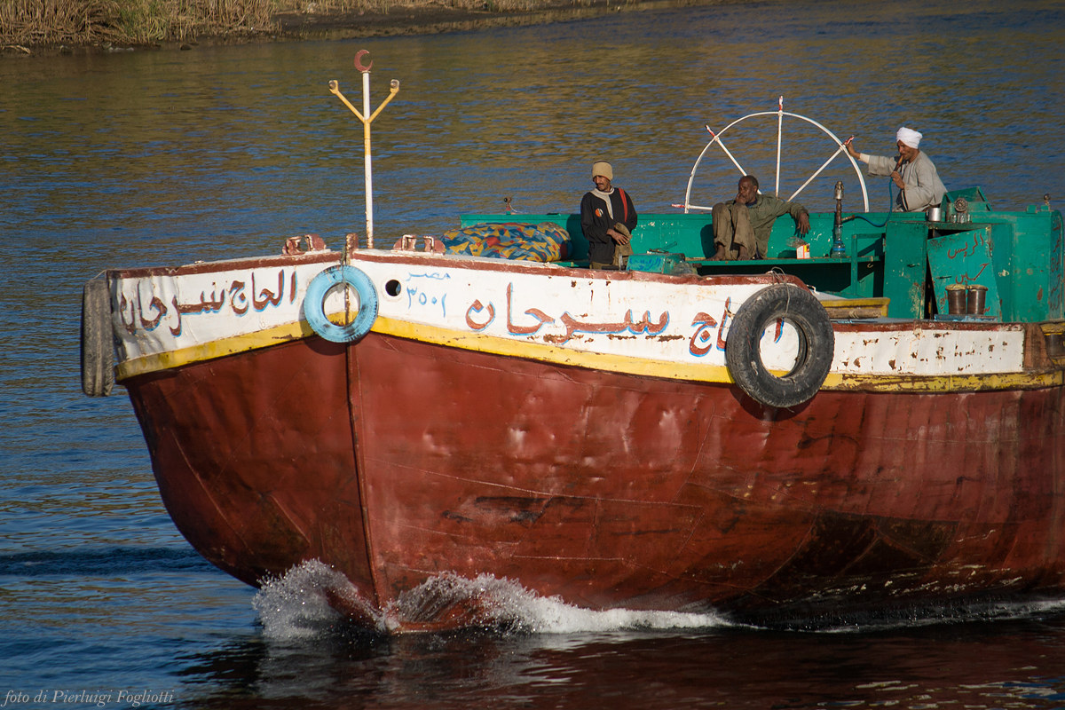 life along the Nile - barge...