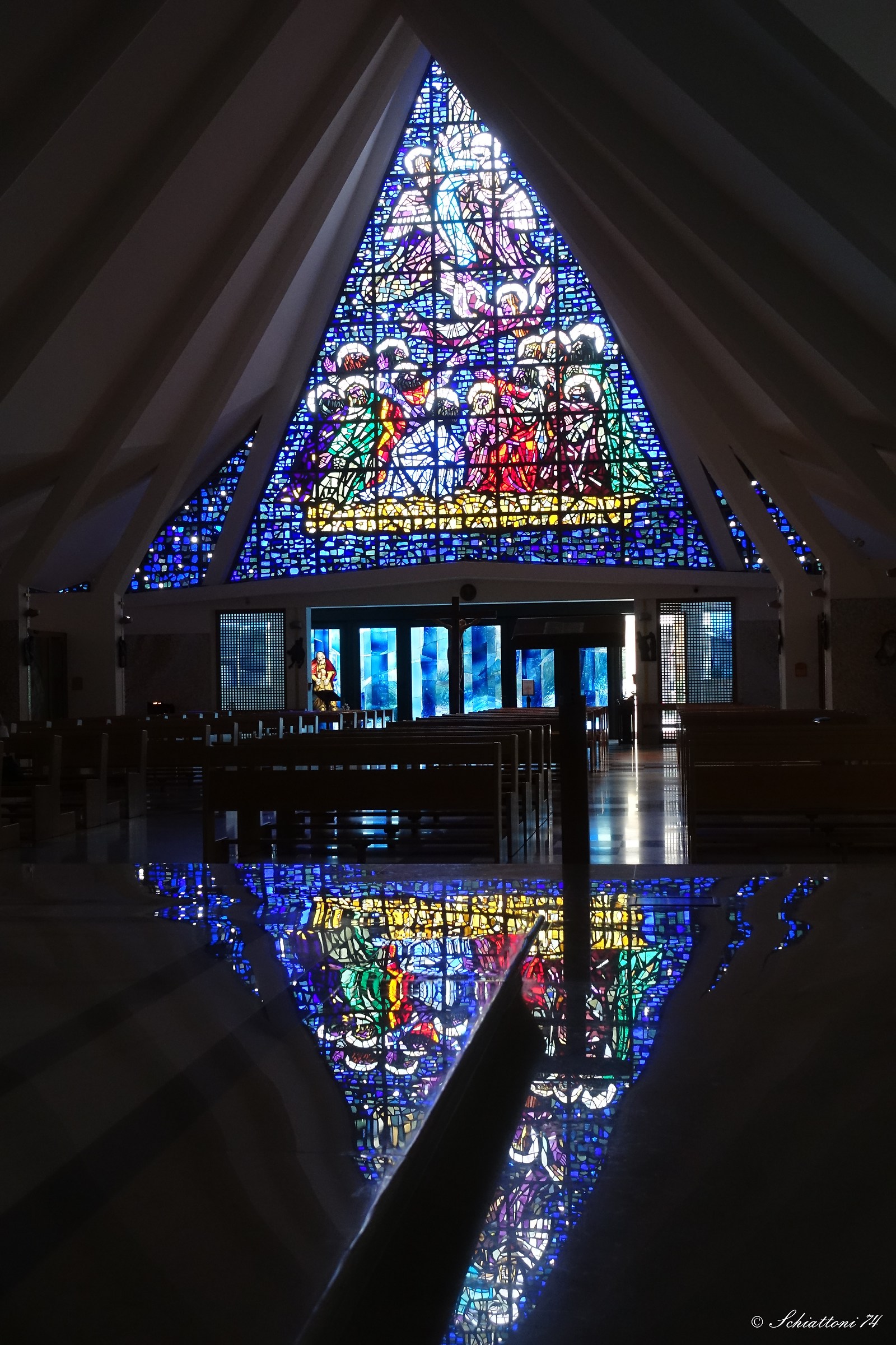 Una chiesa dentro una nave con una vela a mosaico...