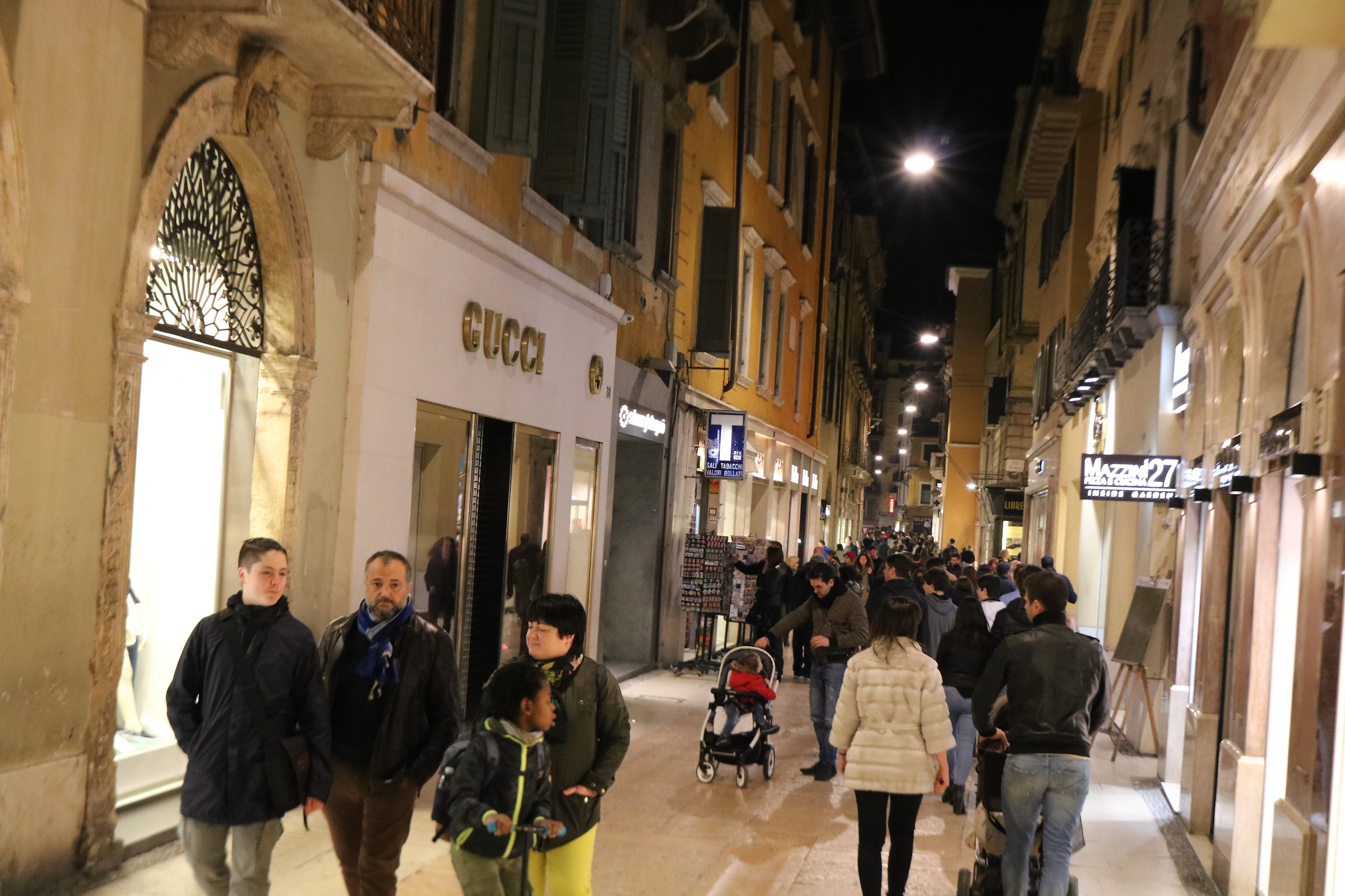 Via condotti a verona la folla del sabato sera...