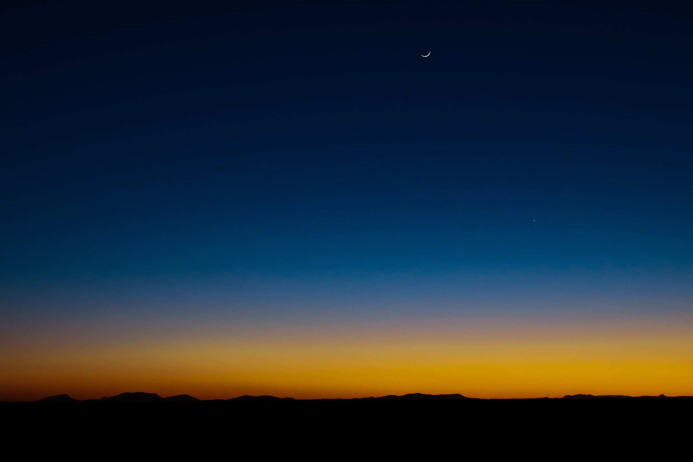 La luna e Venus (la stella della sera) sopra la Semeraro...